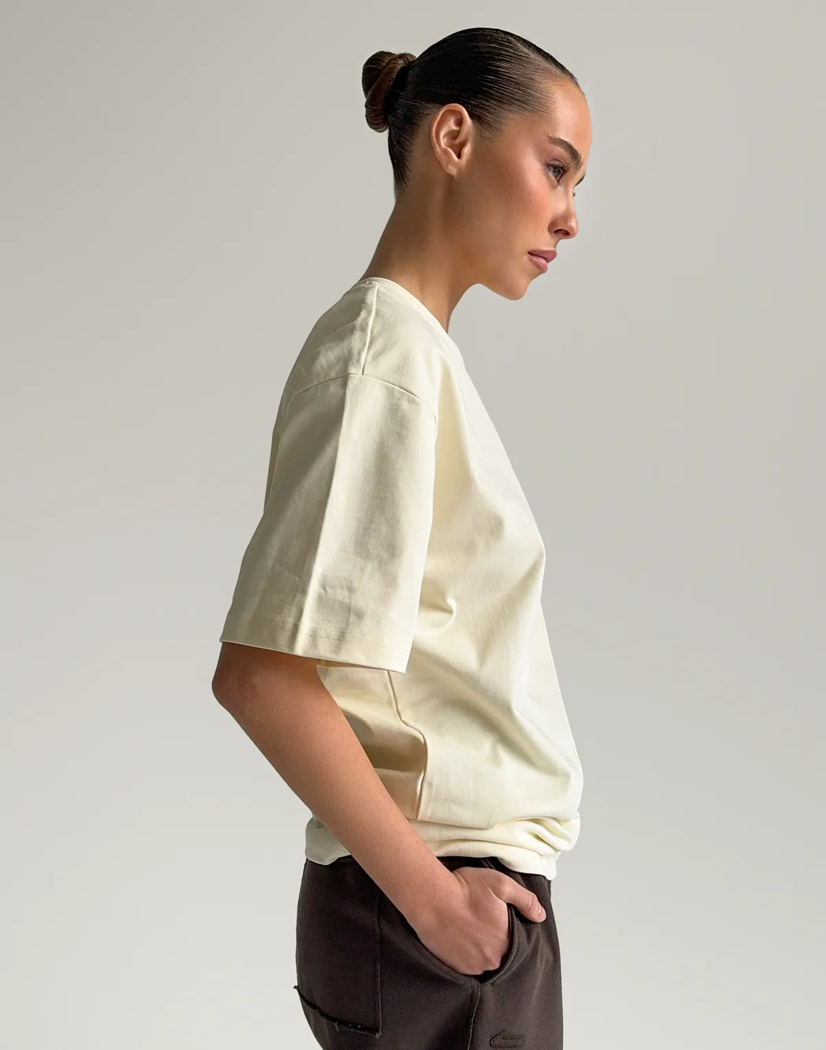 Футболка вільного крою жіноча зі супер щільного котону з логотипом, нюдово жовта - Фото 6