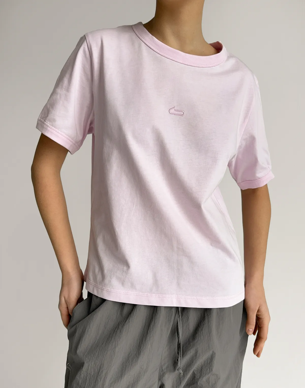 Футболка приталена, рожева - Фото 1