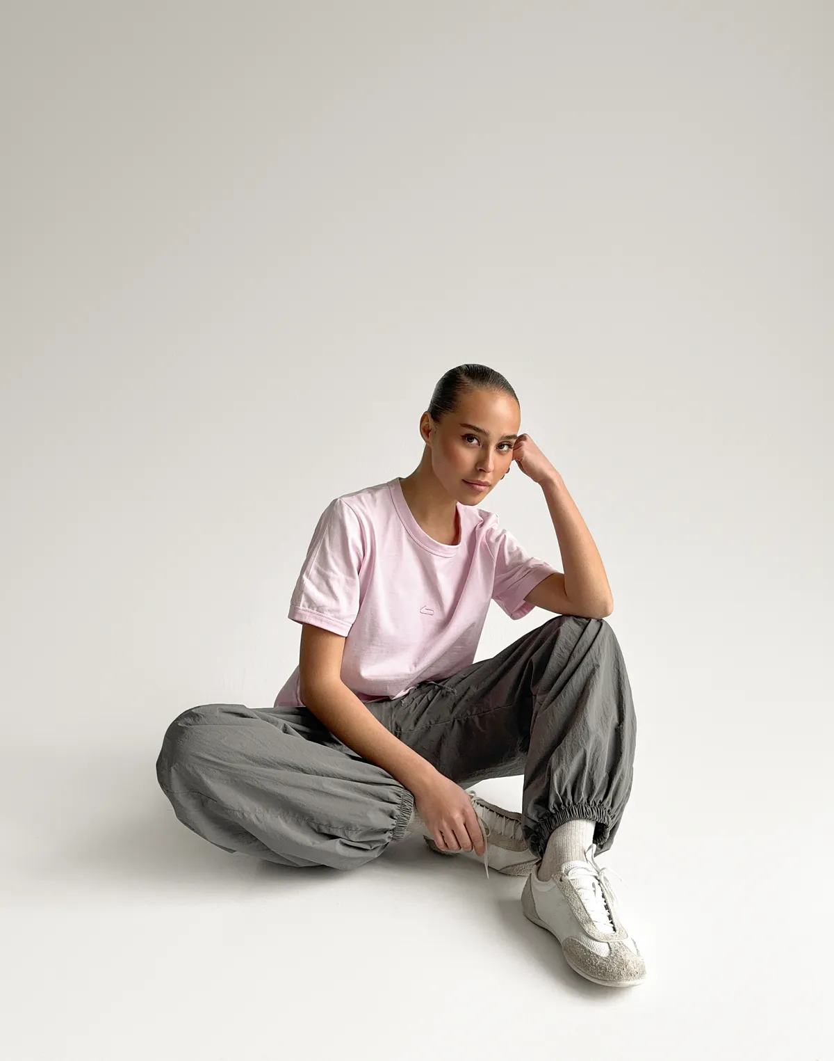 Футболка приталена, рожева - Фото 4