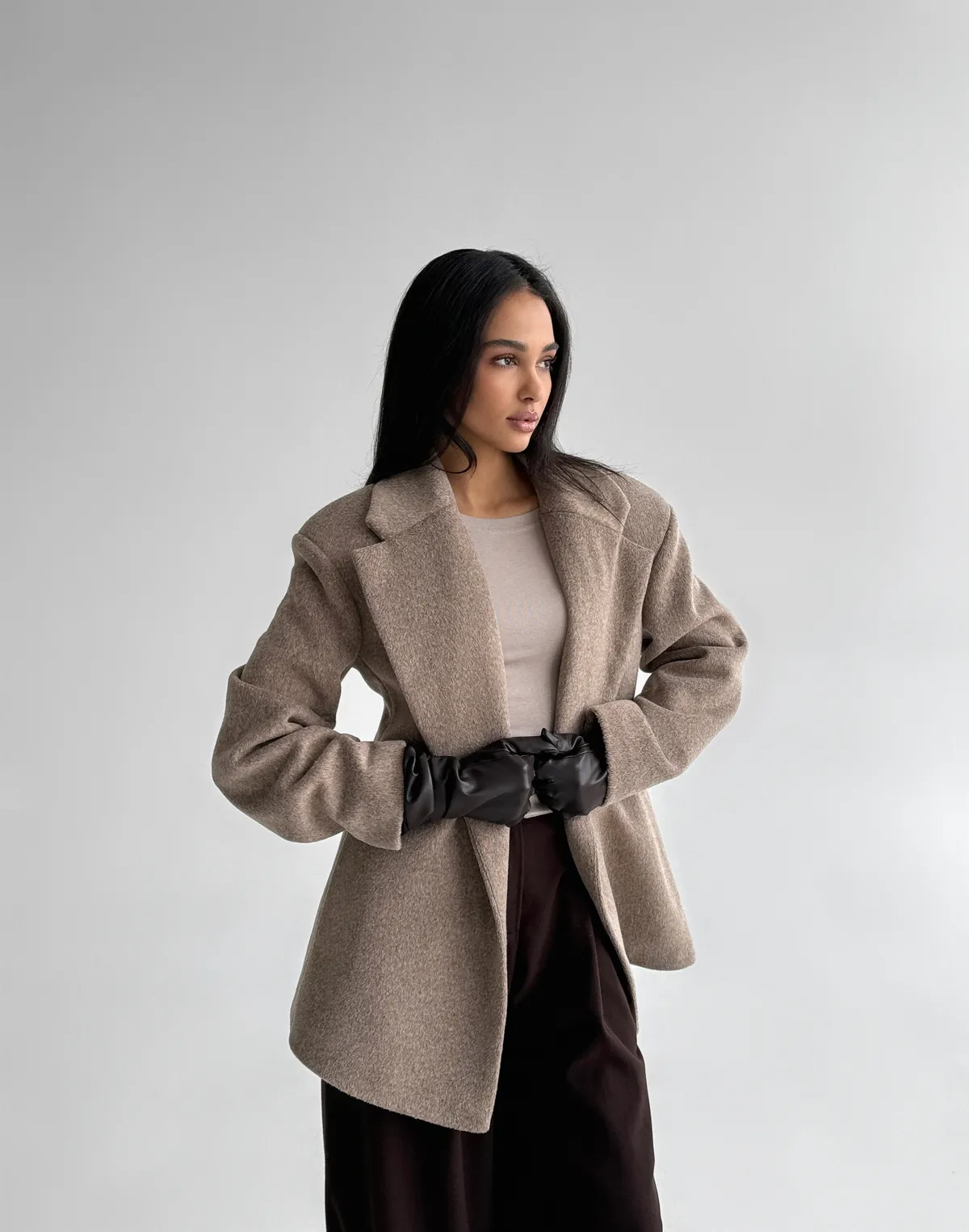 Асиметричне вкорочене пальто приталене, капучіно - Фото 8