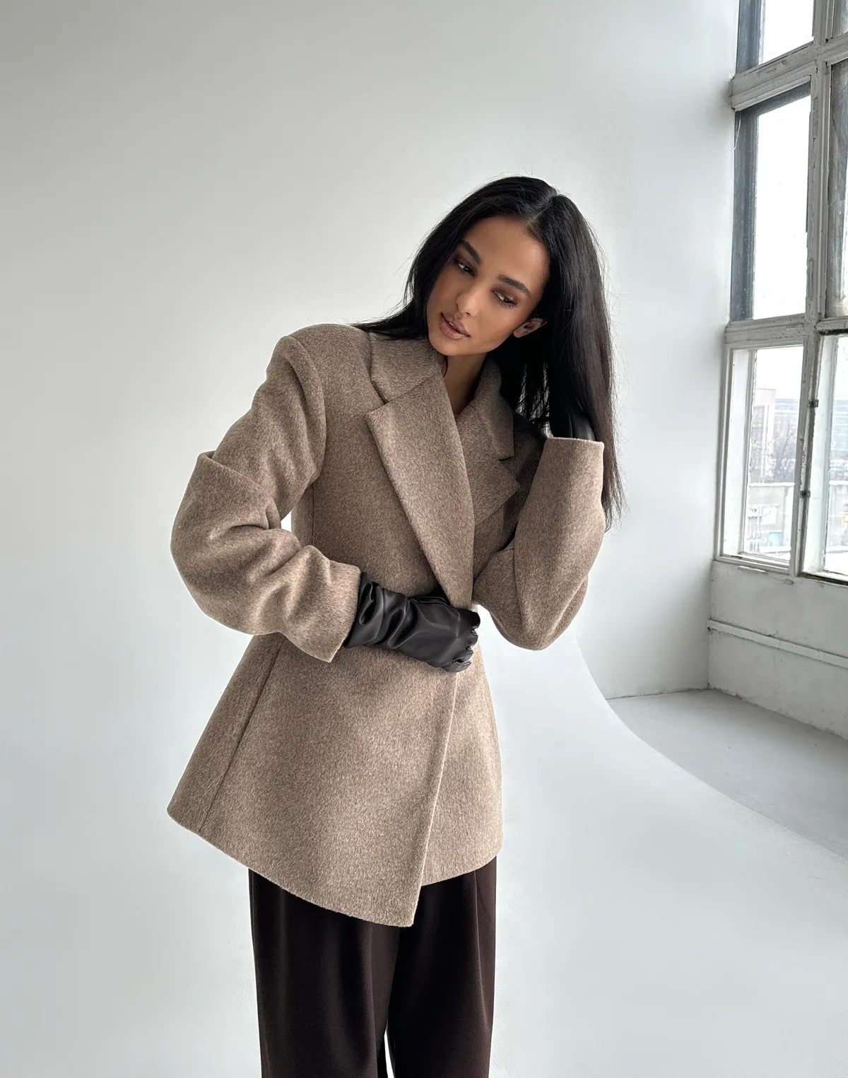 Асиметричне вкорочене пальто приталене, капучіно - Фото 5