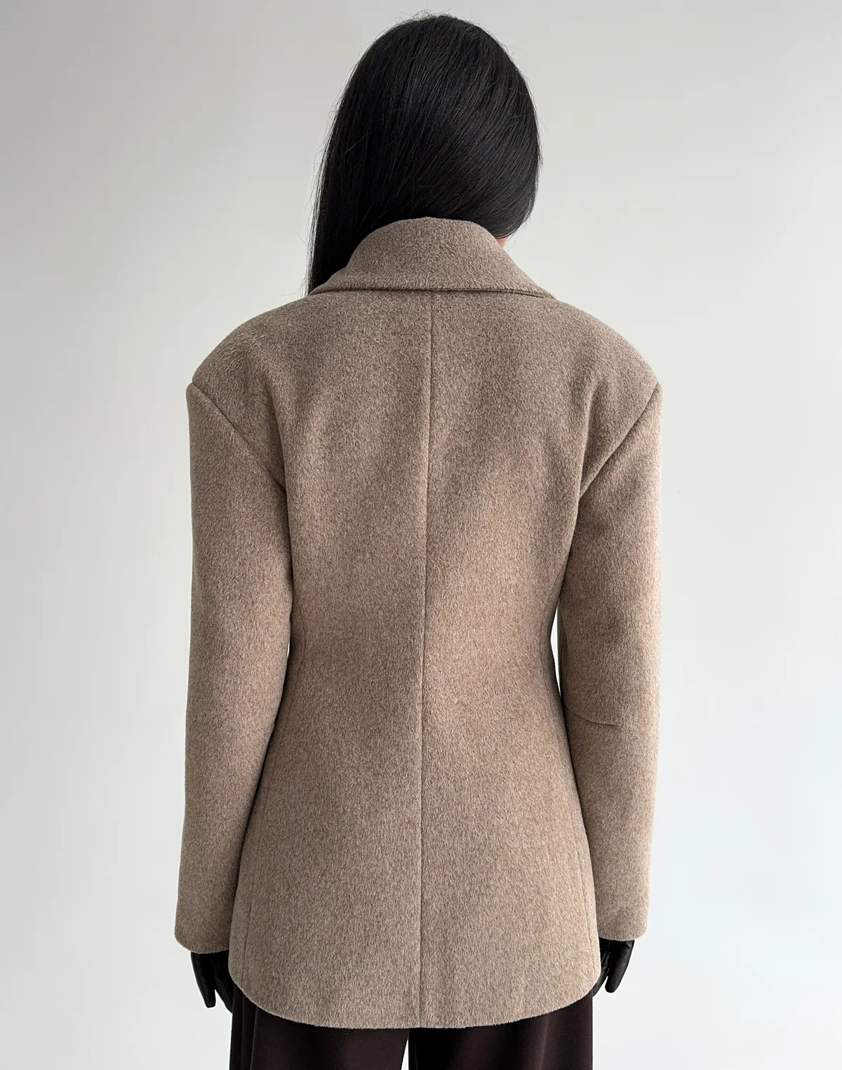 Асиметричне вкорочене пальто приталене, капучіно - Фото 2