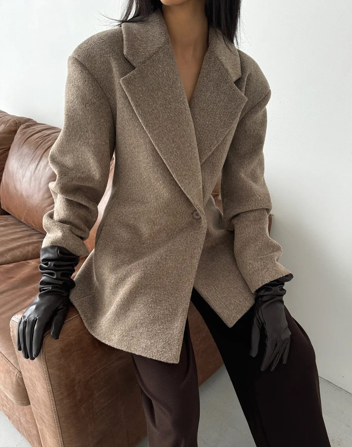 Асиметричне вкорочене пальто приталене, капучіно - Фото 4