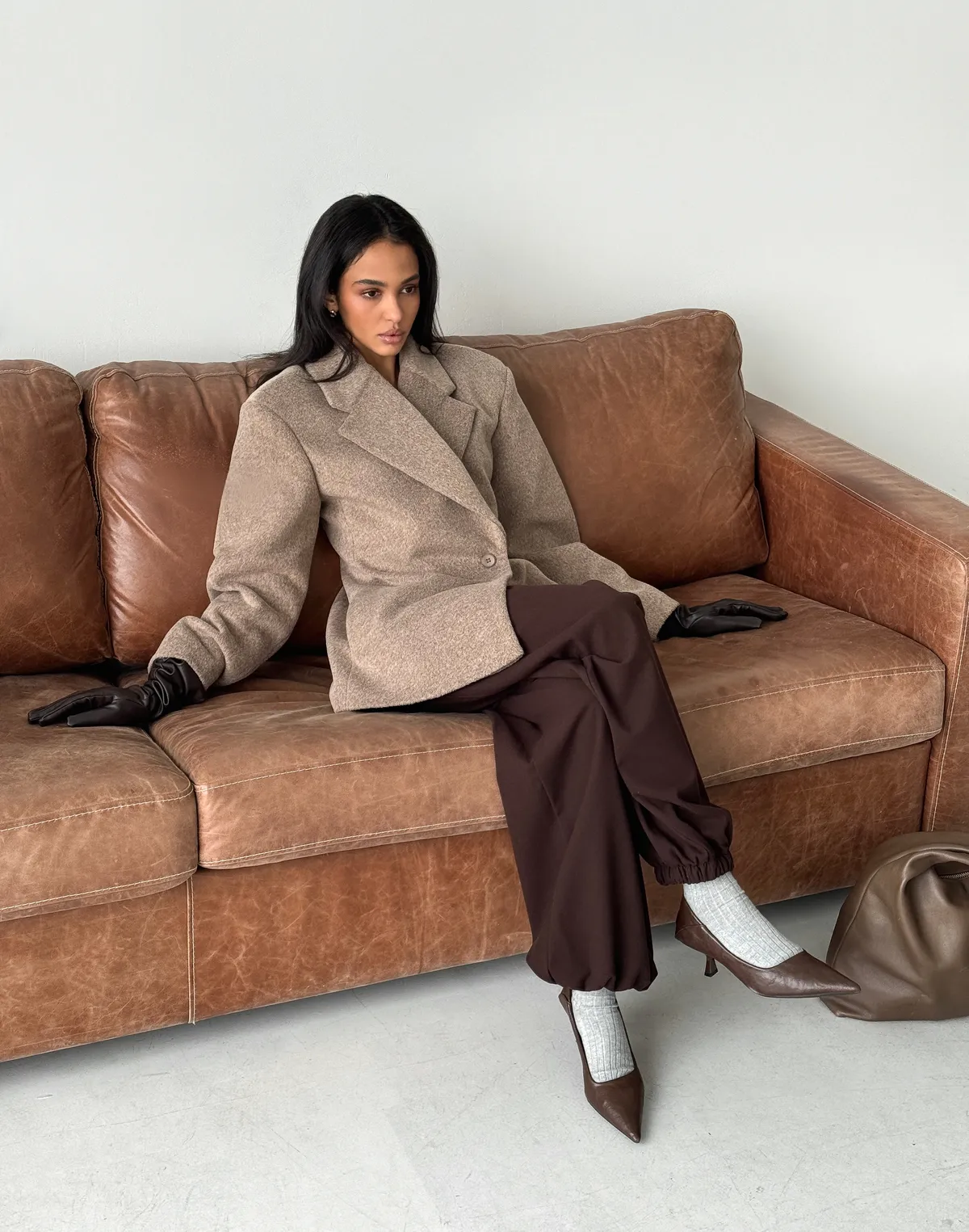 Асиметричне вкорочене пальто приталене, капучіно - Фото 3