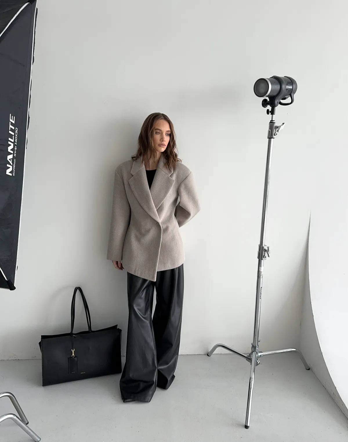 Асиметричне вкорочене пальто приталене, димчасте - Фото 8