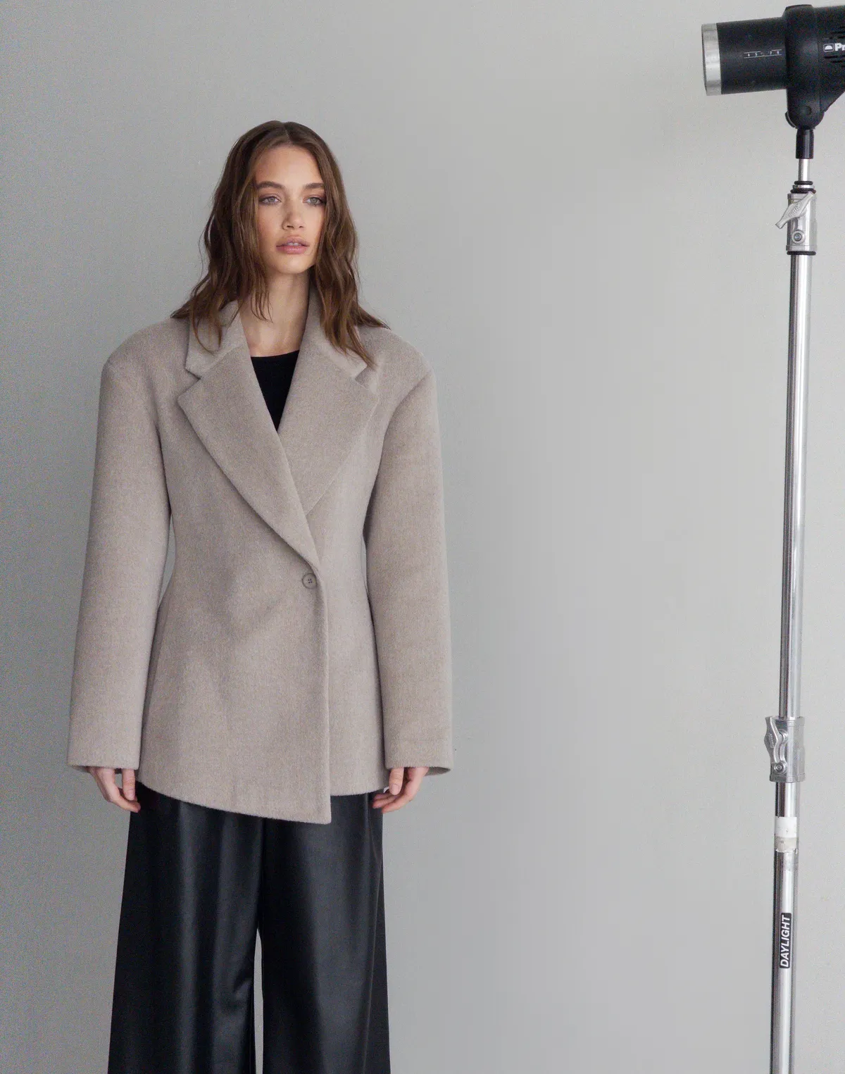 Асиметричне вкорочене пальто приталене, димчасте - Фото 7