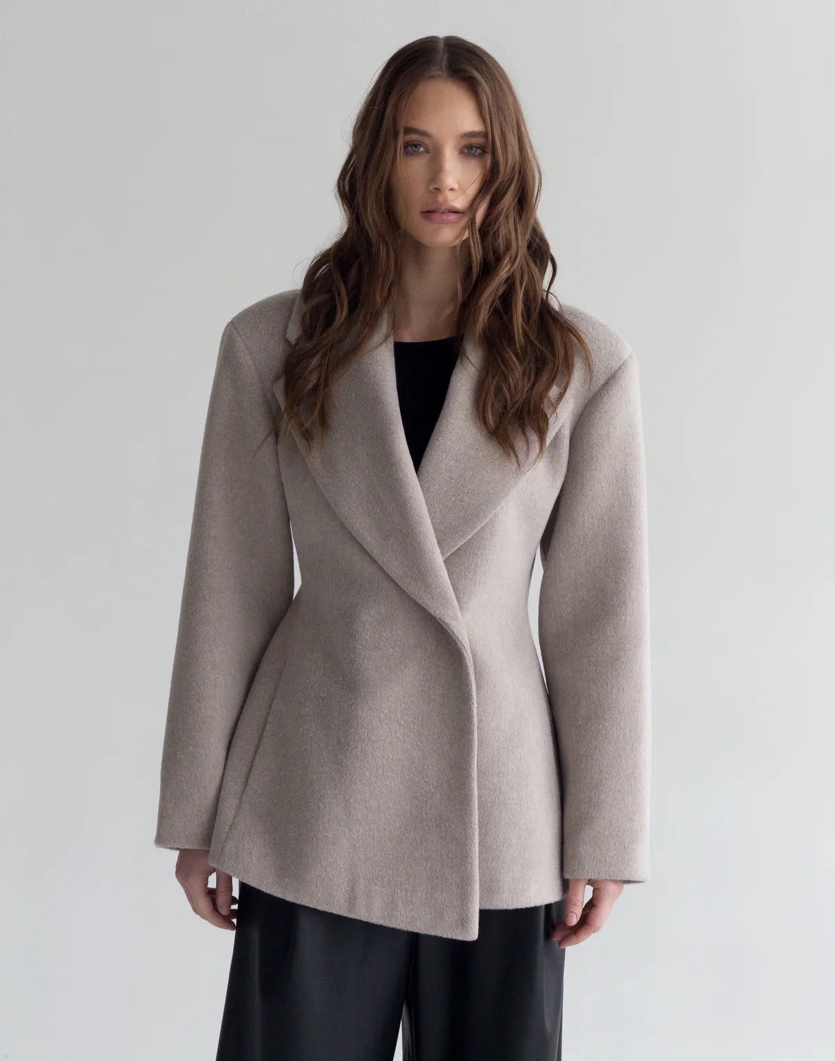 Асиметричне вкорочене пальто приталене, димчасте - Фото 5