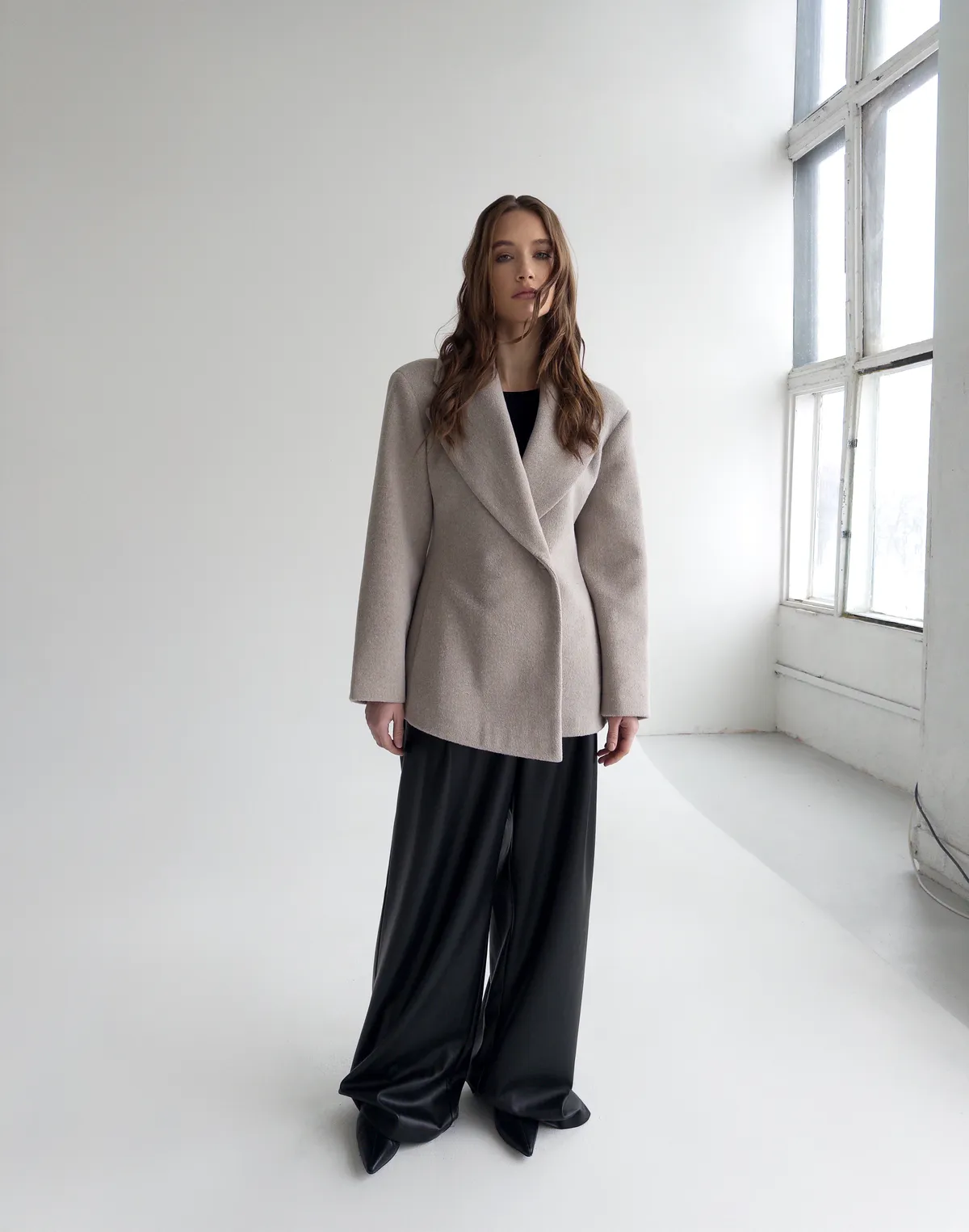 Асиметричне вкорочене пальто приталене, димчасте - Фото 3