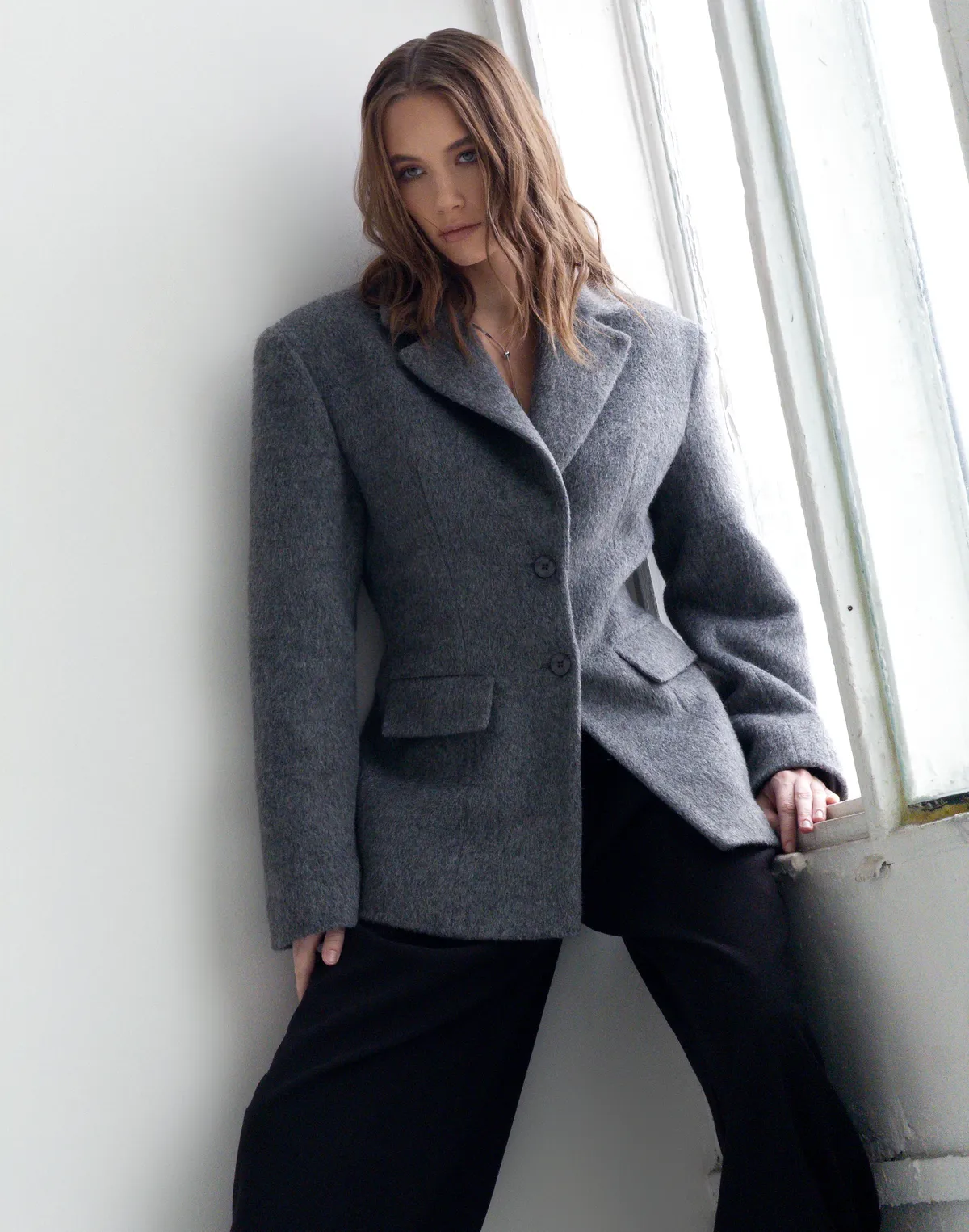 Вкорочене приталене пальто-піджак з бавовною у складі, сіре - Фото 6