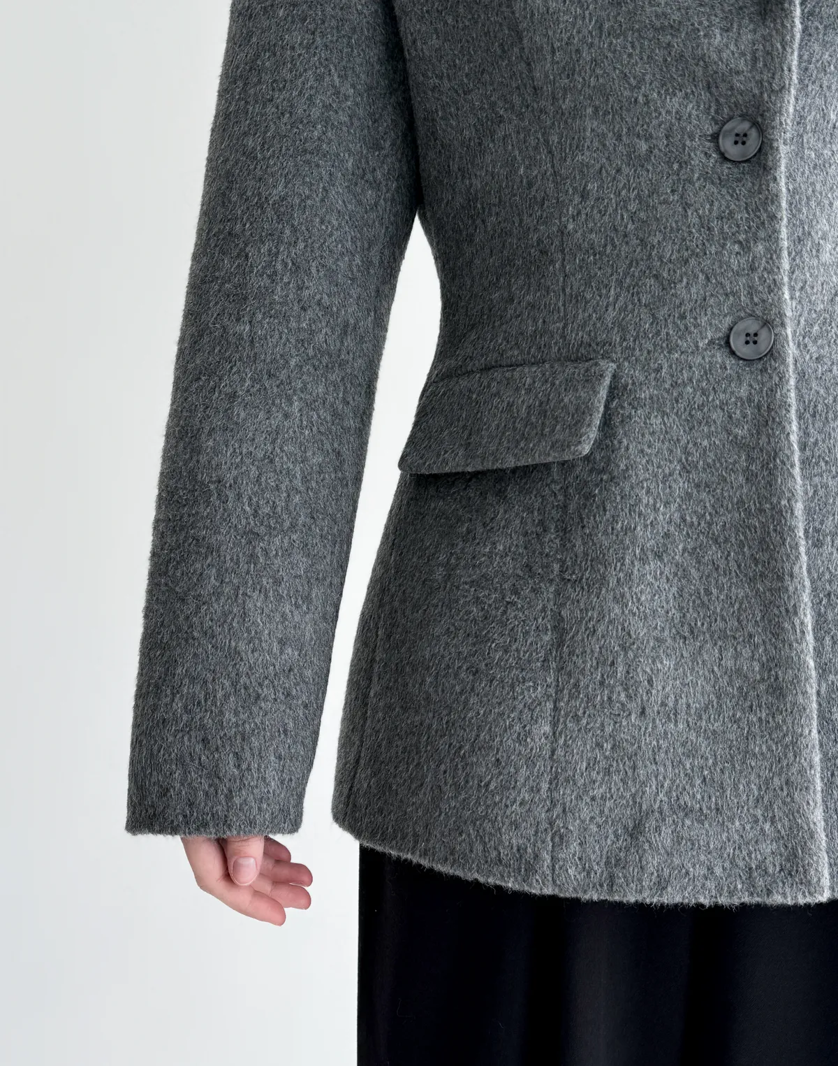 Вкорочене приталене пальто-піджак з бавовною у складі, сіре - Фото 5