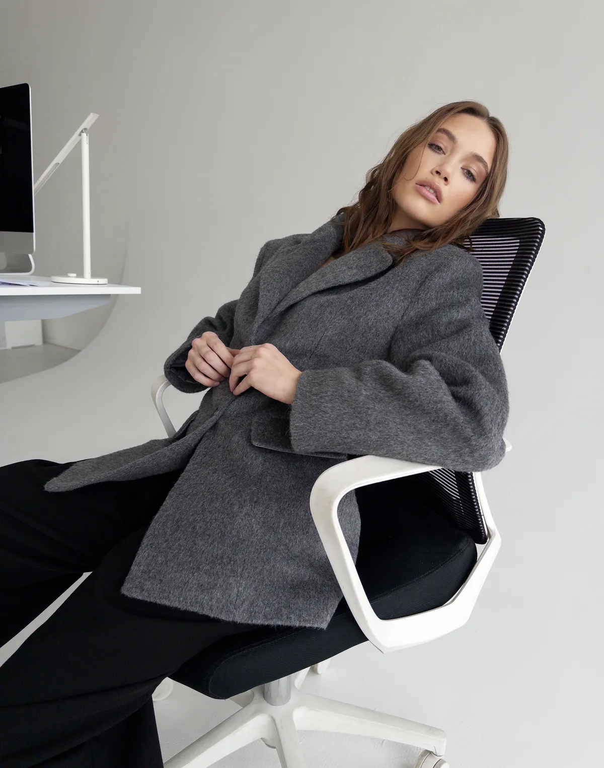 Вкорочене приталене пальто-піджак з бавовною у складі, сіре - Фото 4