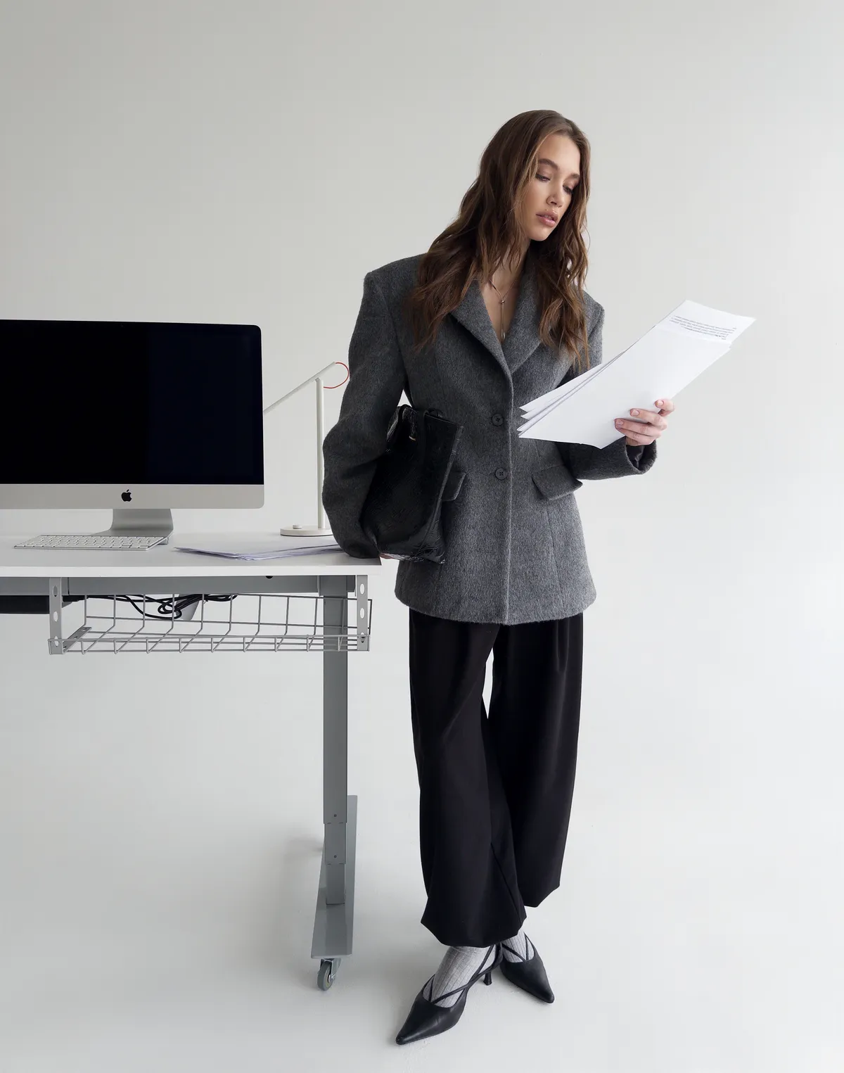 Вкорочене приталене пальто-піджак з бавовною у складі, сіре - Фото 3