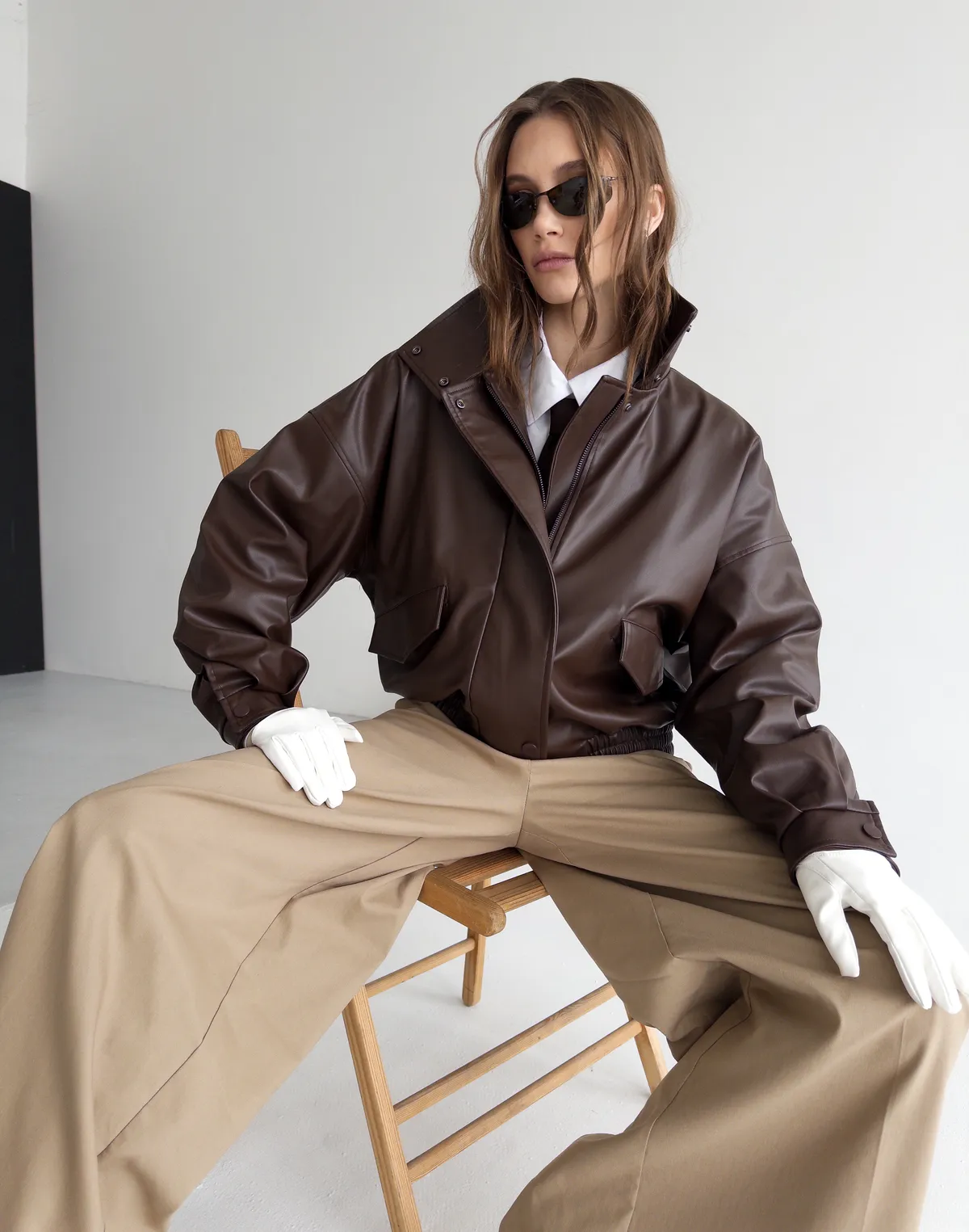 Куртка з екошкіри з воротом стійкою, коричнева - Фото 8