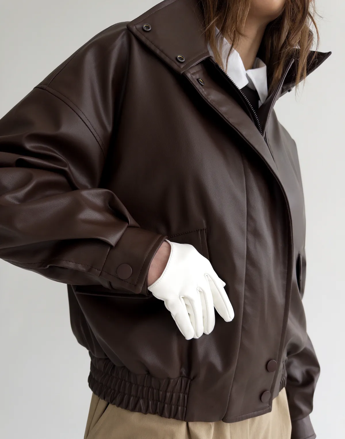 Куртка з екошкіри з воротом стійкою, коричнева - Фото 7