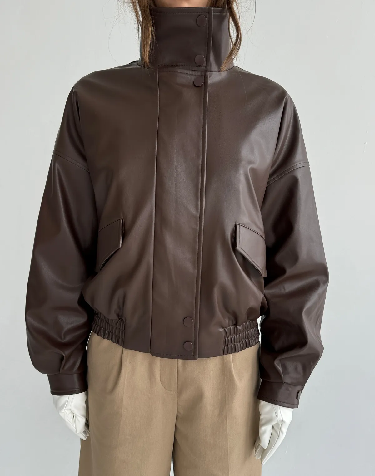 Куртка з екошкіри з воротом стійкою, коричнева - Фото 1