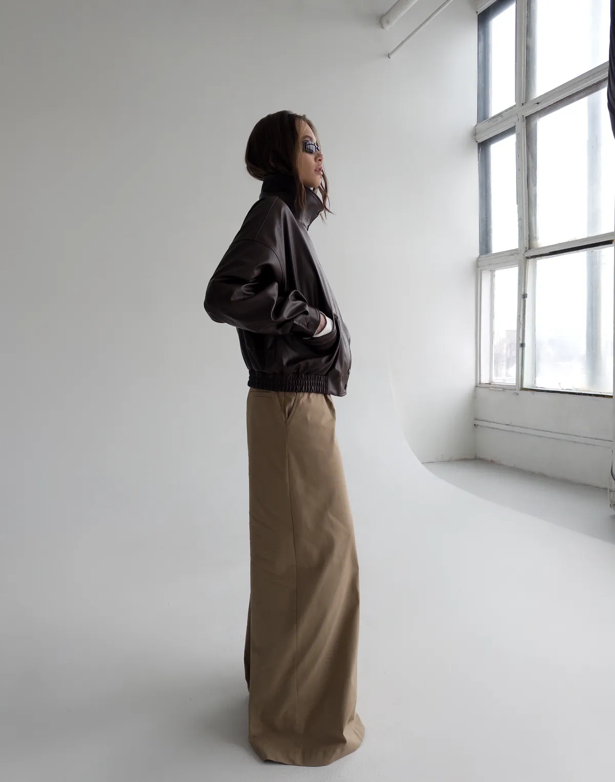 Куртка з екошкіри з воротом стійкою, коричнева - Фото 6