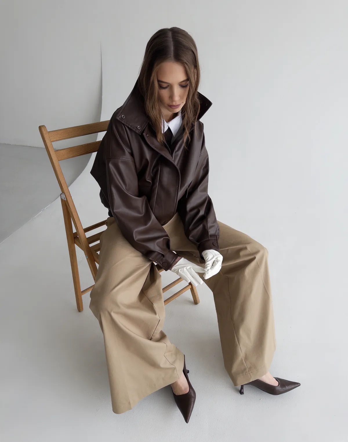 Куртка з екошкіри з воротом стійкою, коричнева - Фото 4