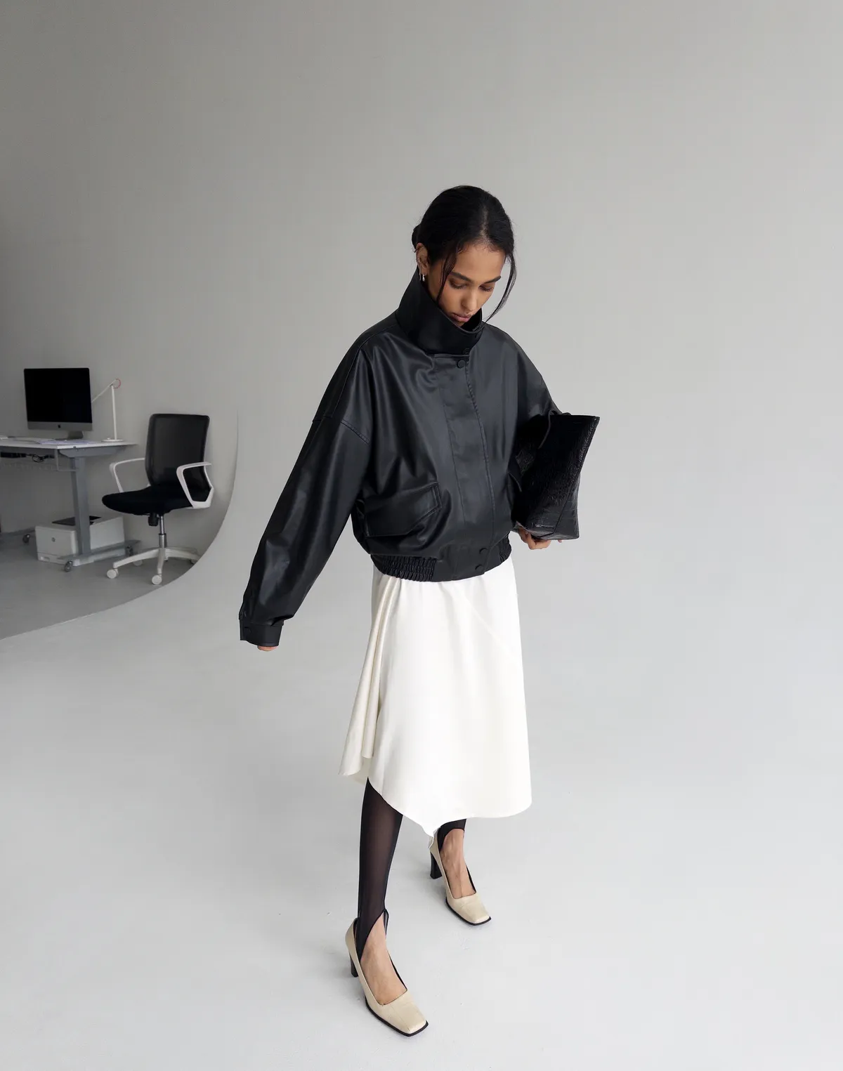 Куртка з екошкіри з воротом стійкою, чорна - Фото 7