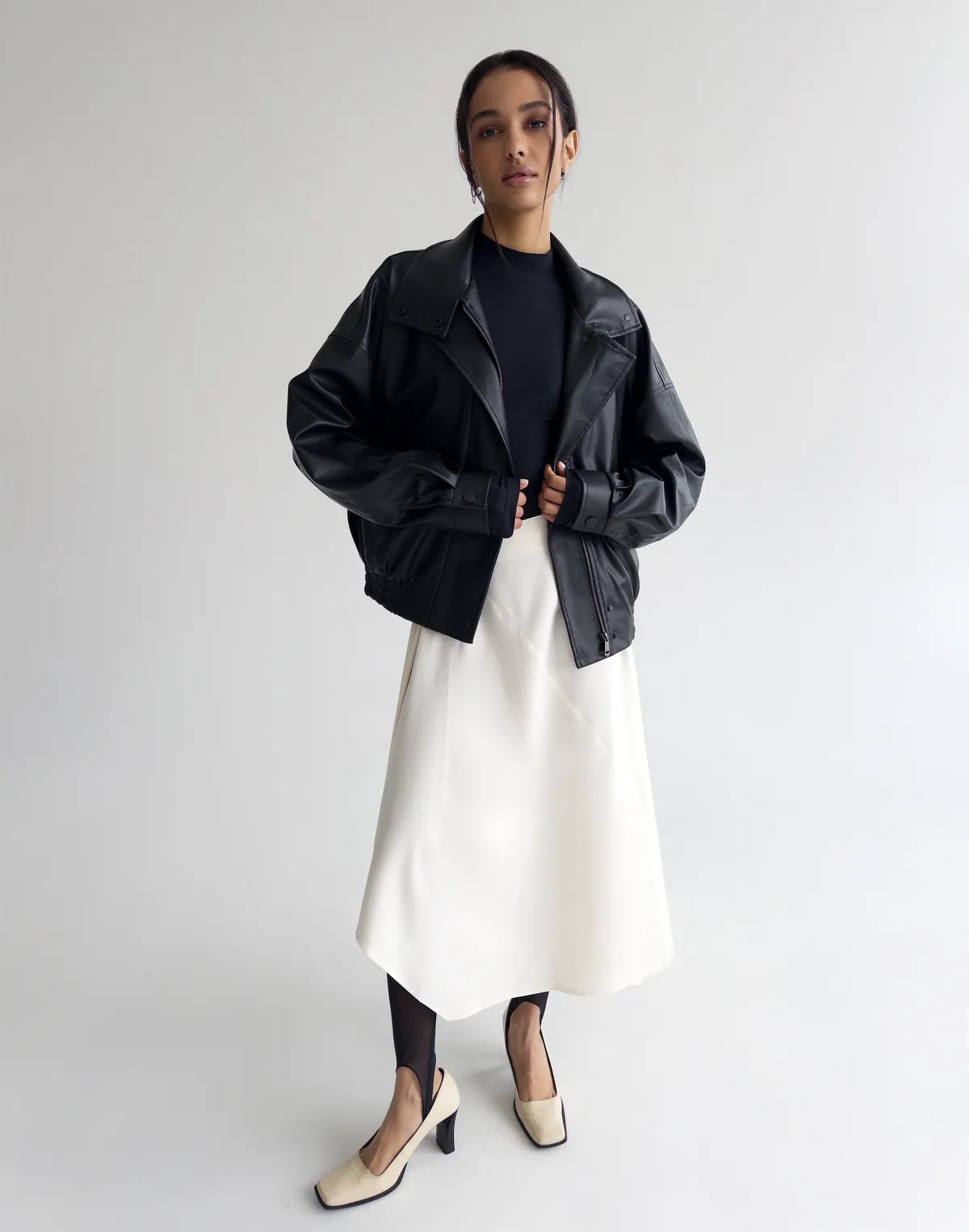 Куртка з екошкіри з воротом стійкою, чорна - Фото 6