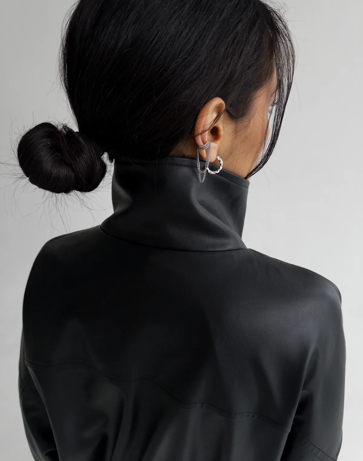 Куртка з екошкіри з воротом стійкою, чорна - Фото 5