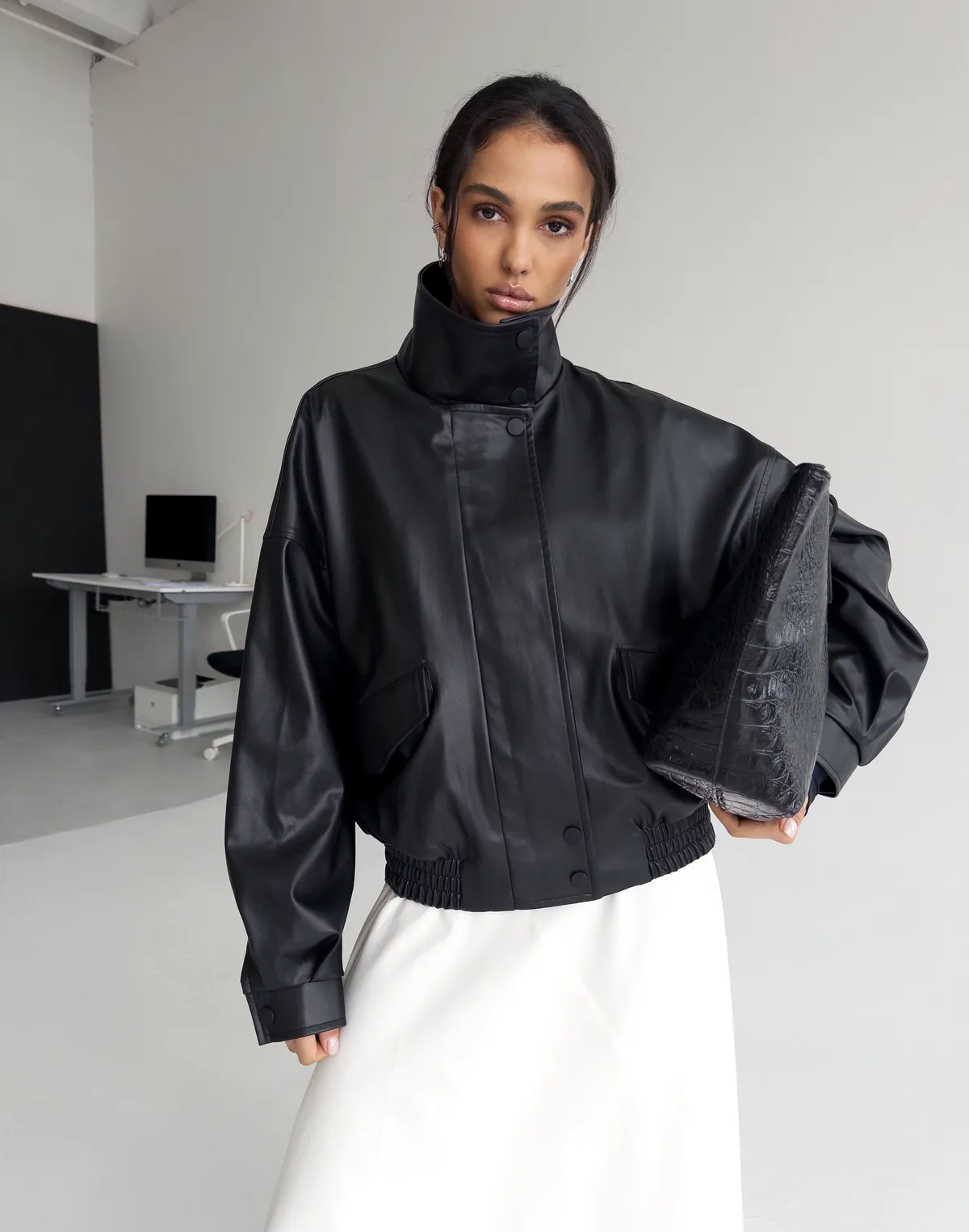 Куртка з екошкіри з воротом стійкою, чорна - Фото 4