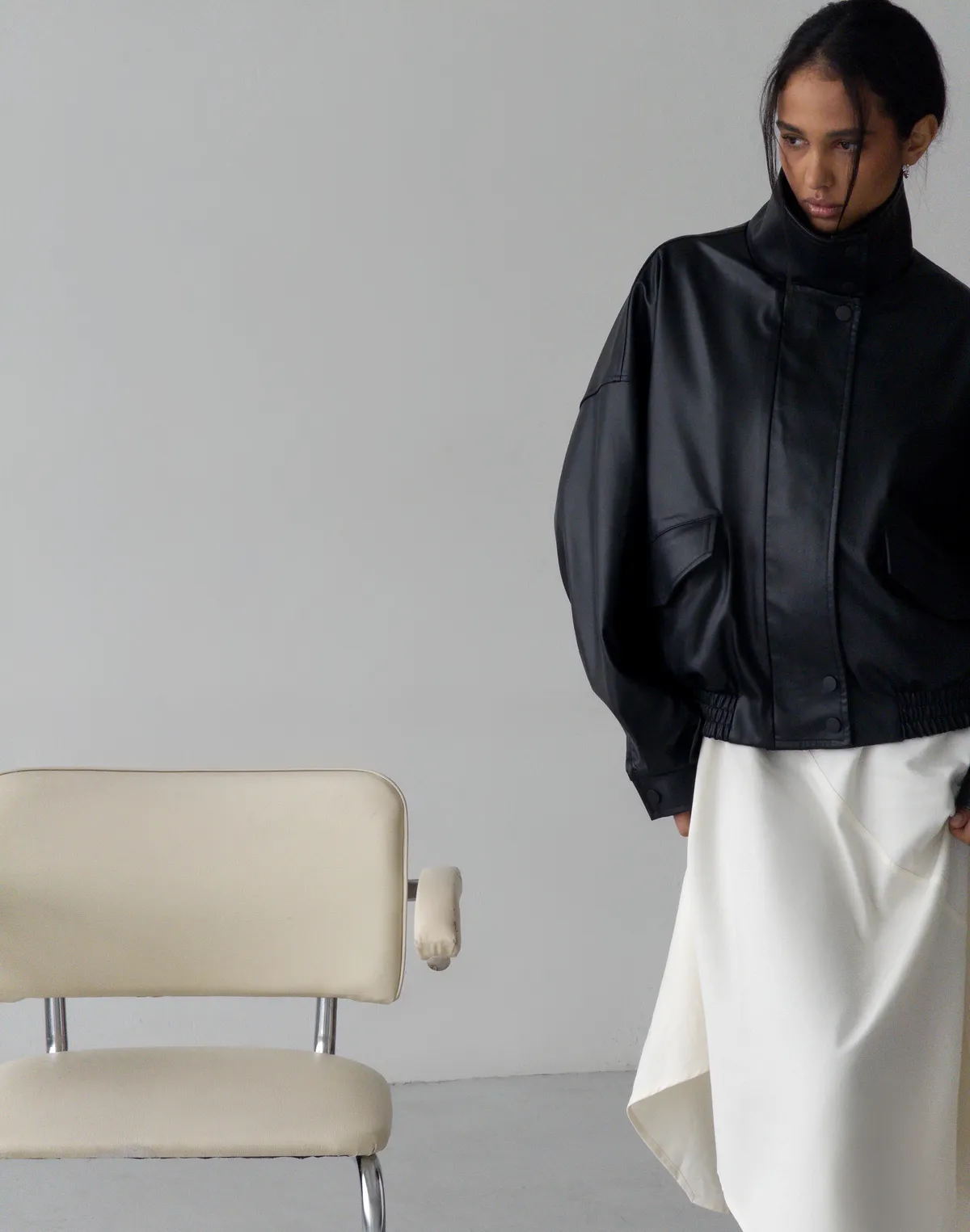 Куртка з екошкіри з воротом стійкою, чорна - Фото 3