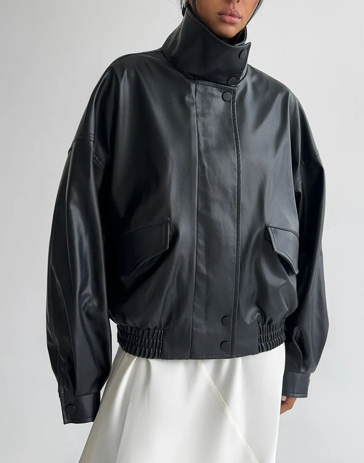 Куртка з екошкіри з воротом стійкою, чорна - Фото 1