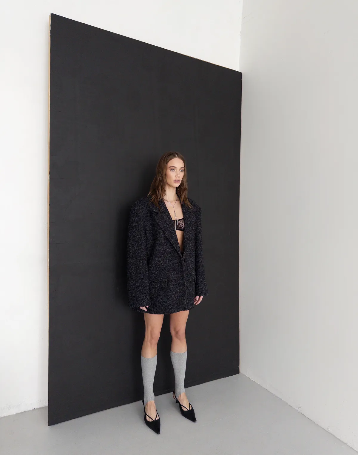 Комплект з вовною у складі жакет вільного крою з пальтової тканини та шорти міні, чорні - Фото 3