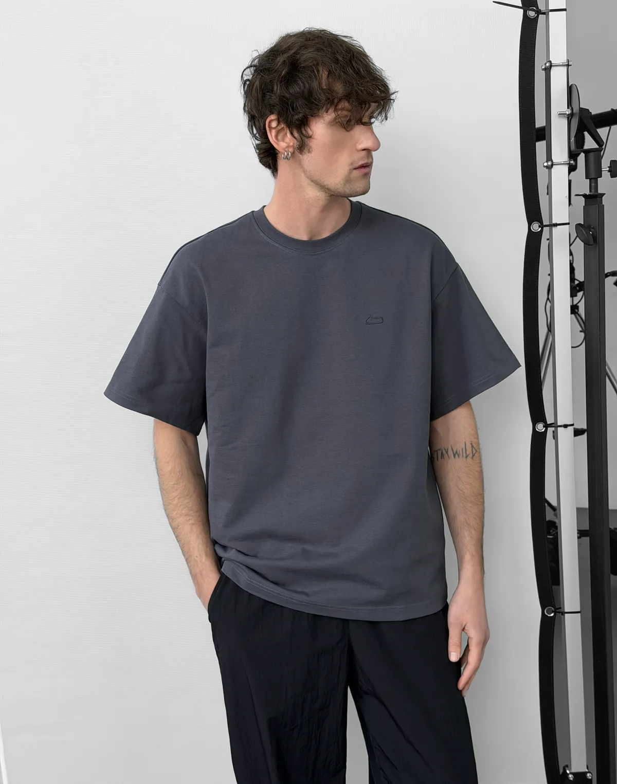 Футболка чоловіча оверсайз зі супер щільного котону з логотипом, графітова - Фото 6