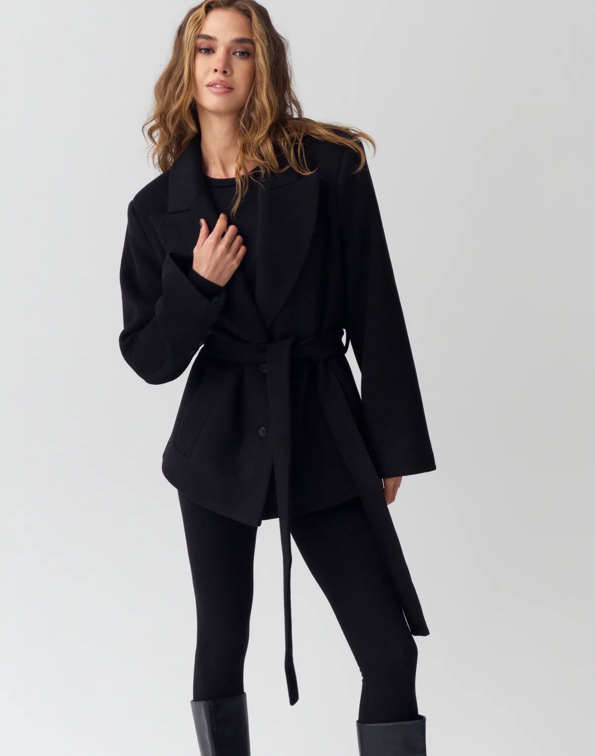 Повсякденний образ із пальто вкорочене весняне та лосинами - Фото 5