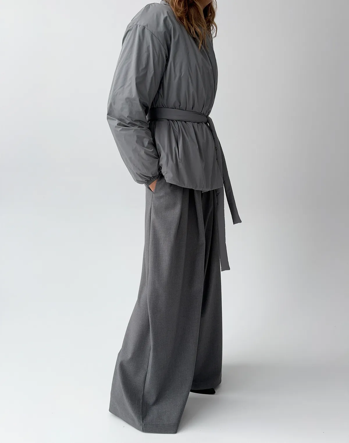 Повсякденний образ із двухсторонньою курткою та штанами у стилі baggi - Фото 6