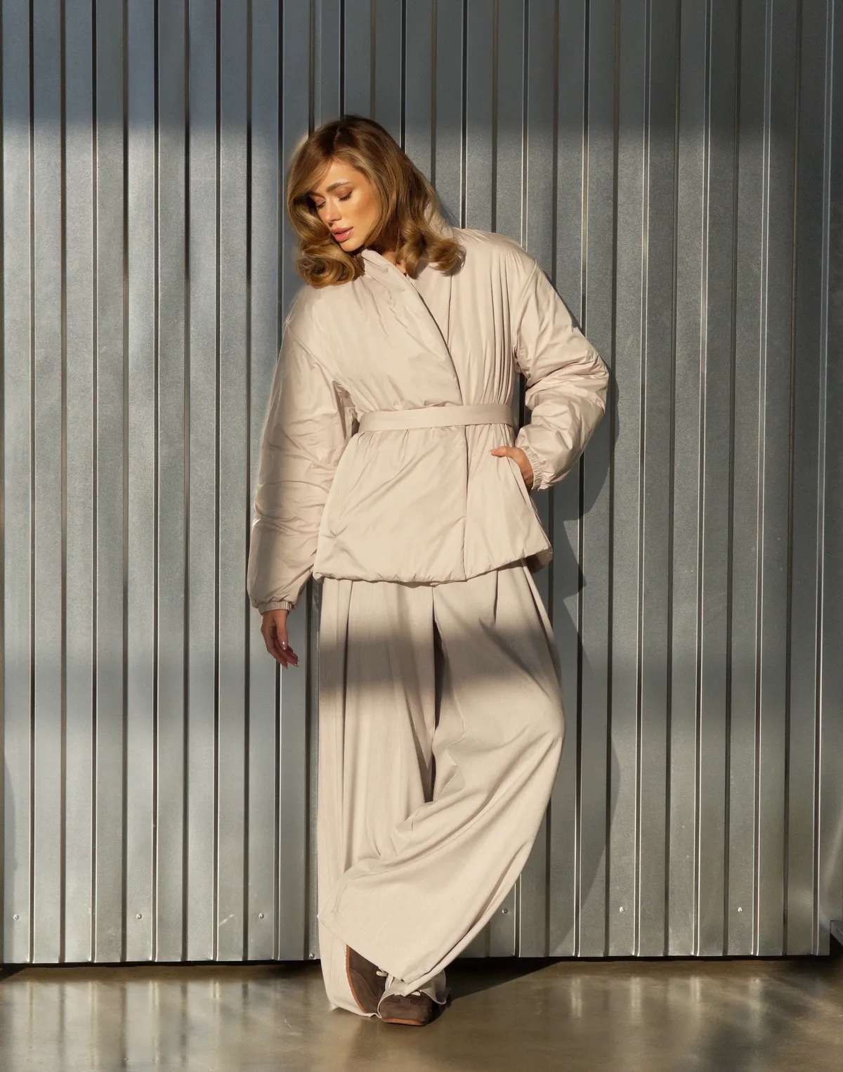 Повсякденний образ із двухсторонньою курткою, лонгслівом та штанами у стилі baggi - Фото 4