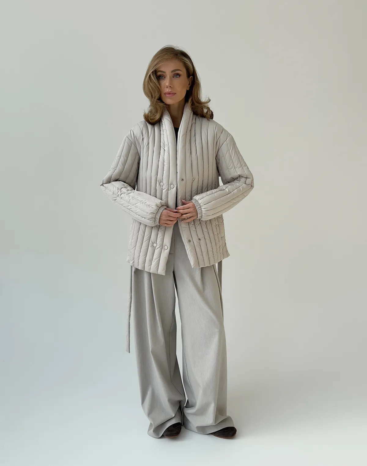 Повсякденний образ із двухсторонньою курткою, лонгслівом та штанами у стилі baggi - Фото 3