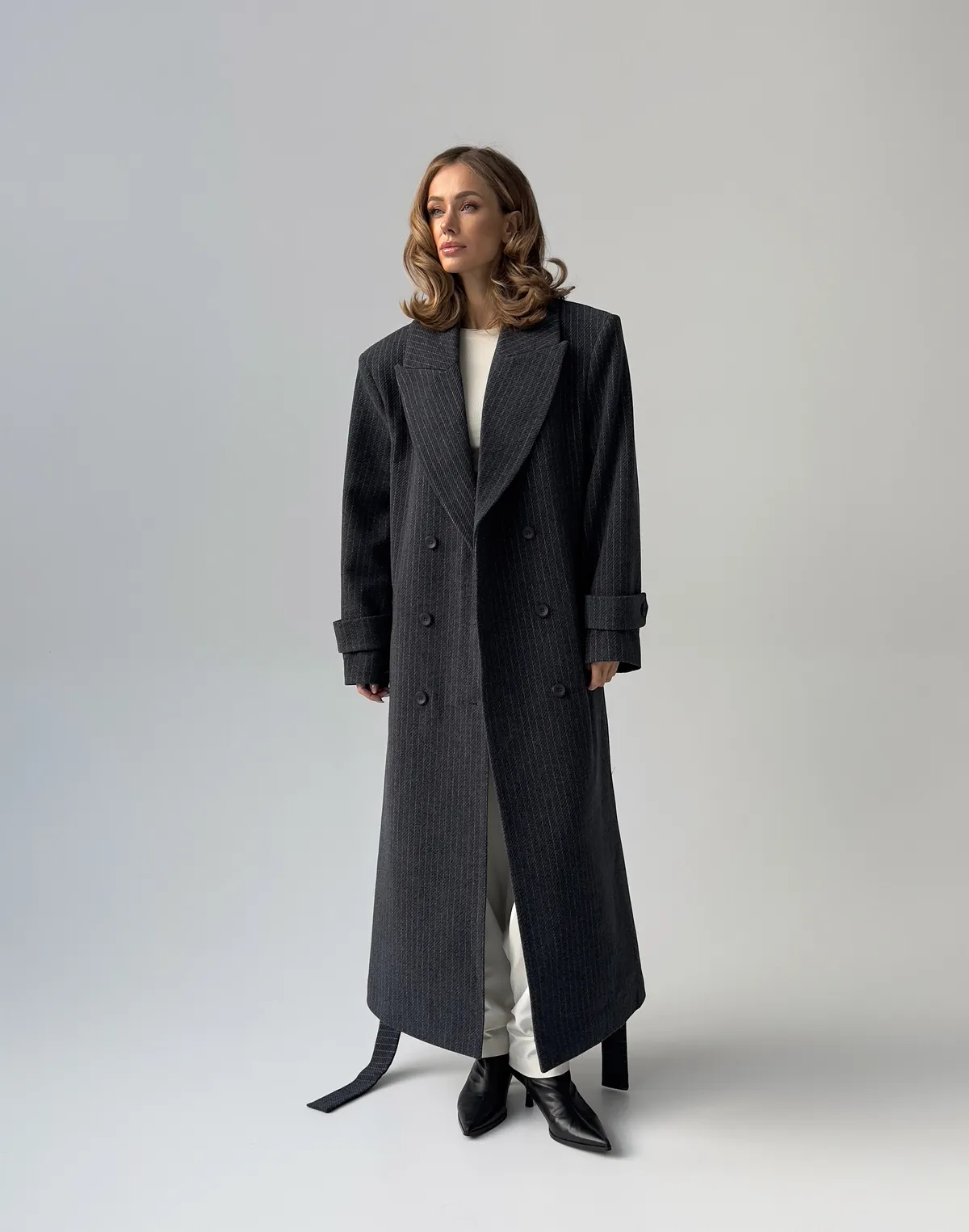 Повсякденний образ із пальто оверсайз з чоловічього плеча у смужку та штанами трансформерами - Фото 6