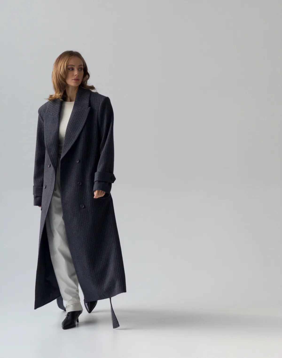 Повсякденний образ із пальто оверсайз з чоловічього плеча у смужку та штанами трансформерами - Фото 5