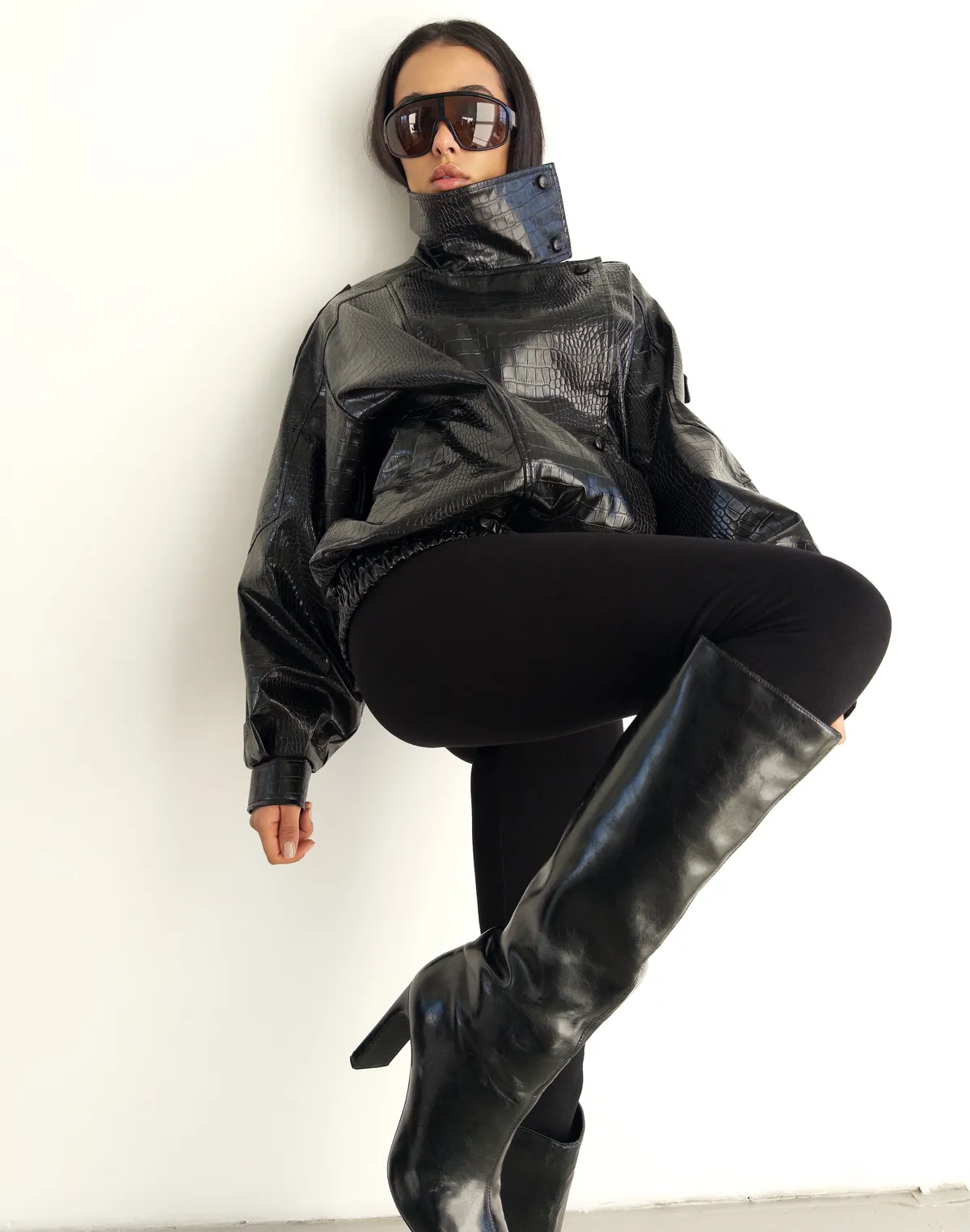 Повсякденний образ із курткою з екошкіри з ефектом рептилії та бавовняними лосинами - Фото 2