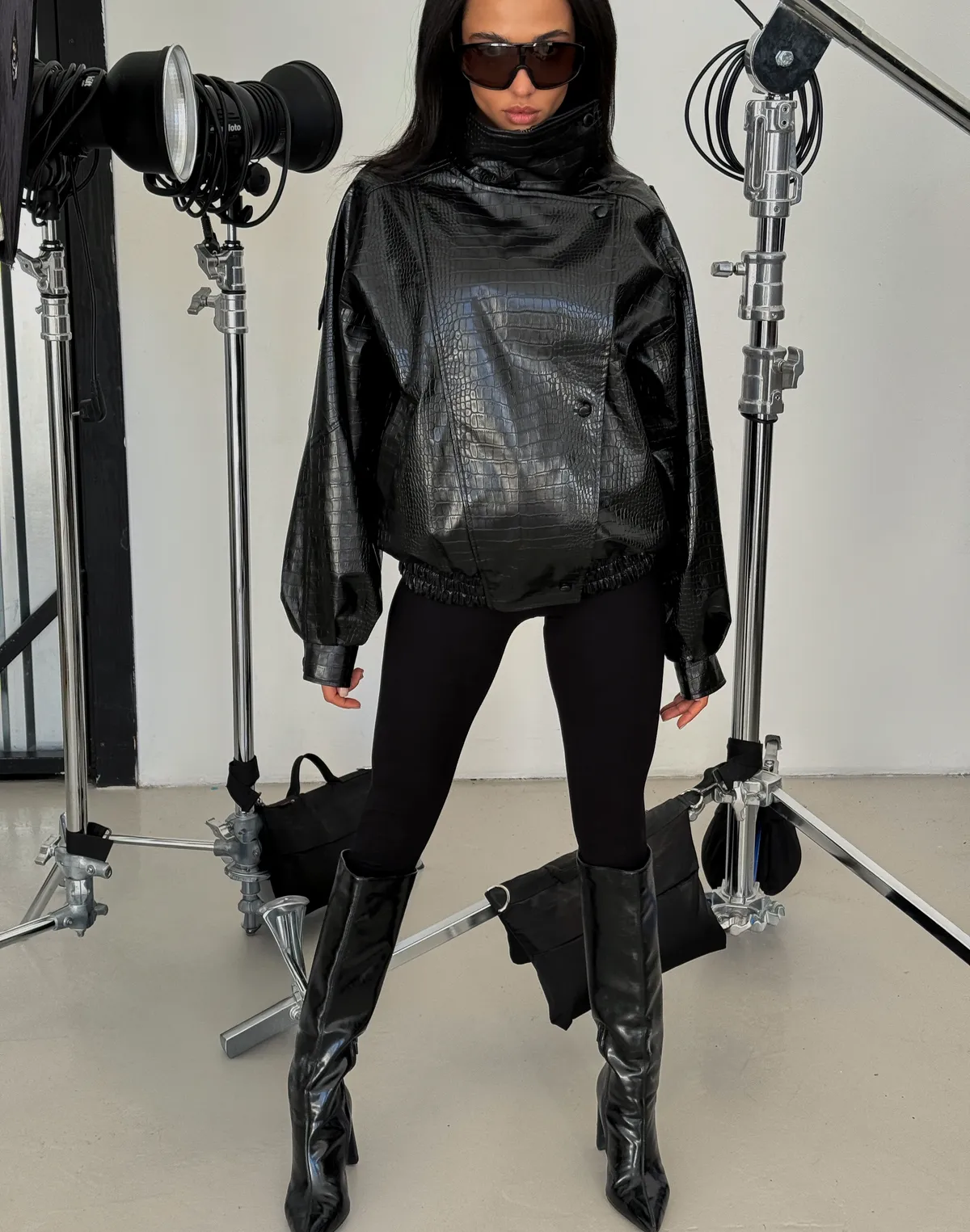 Повсякденний образ із курткою з екошкіри з ефектом рептилії та бавовняними лосинами - Фото 6