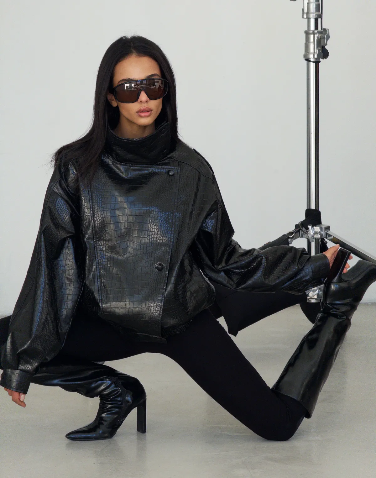 Повсякденний образ із курткою з екошкіри з ефектом рептилії та бавовняними лосинами - Фото 5