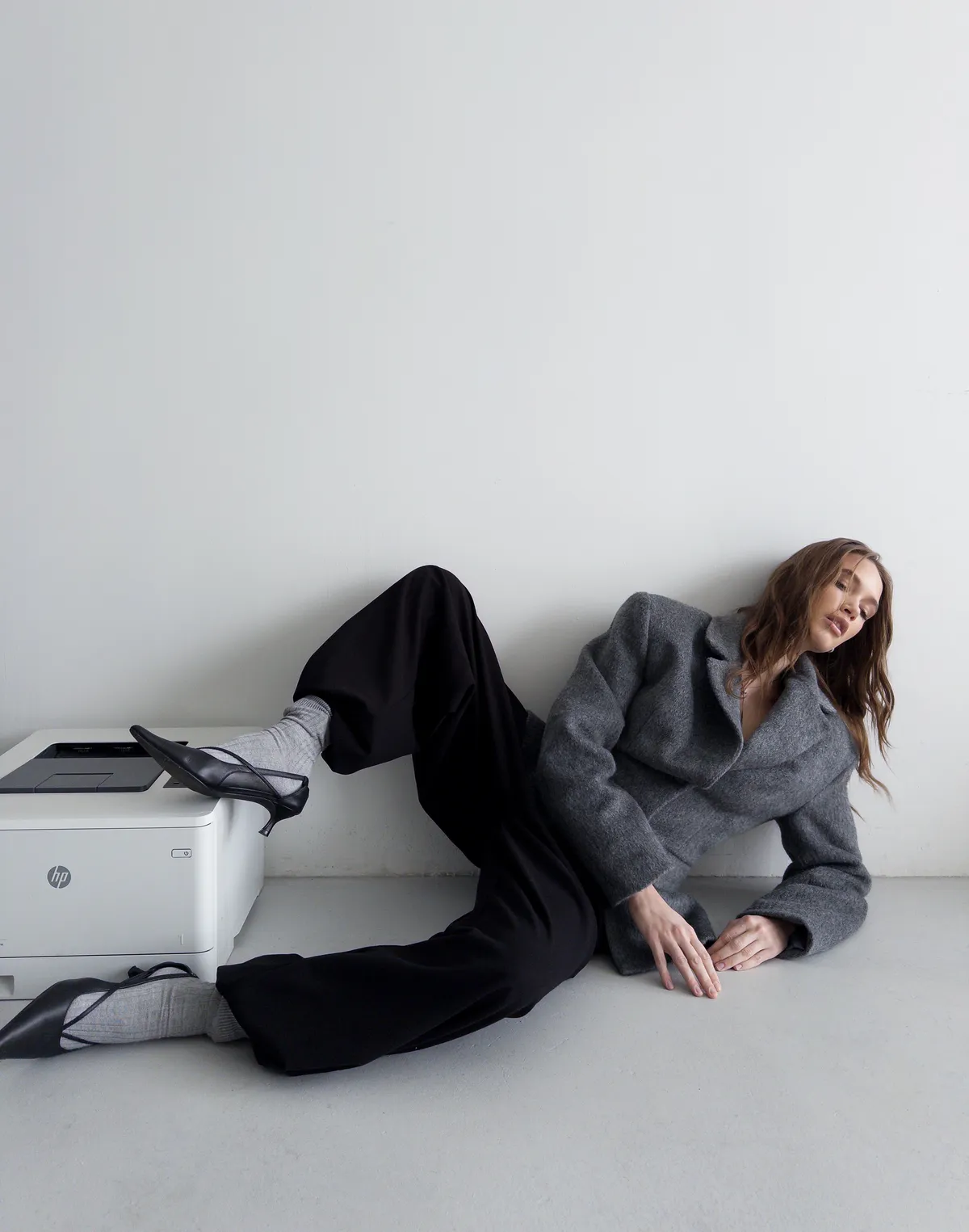 Повсякденний образ із приталеним пальто-піджак та штанами у спортивному стилі - Фото 3