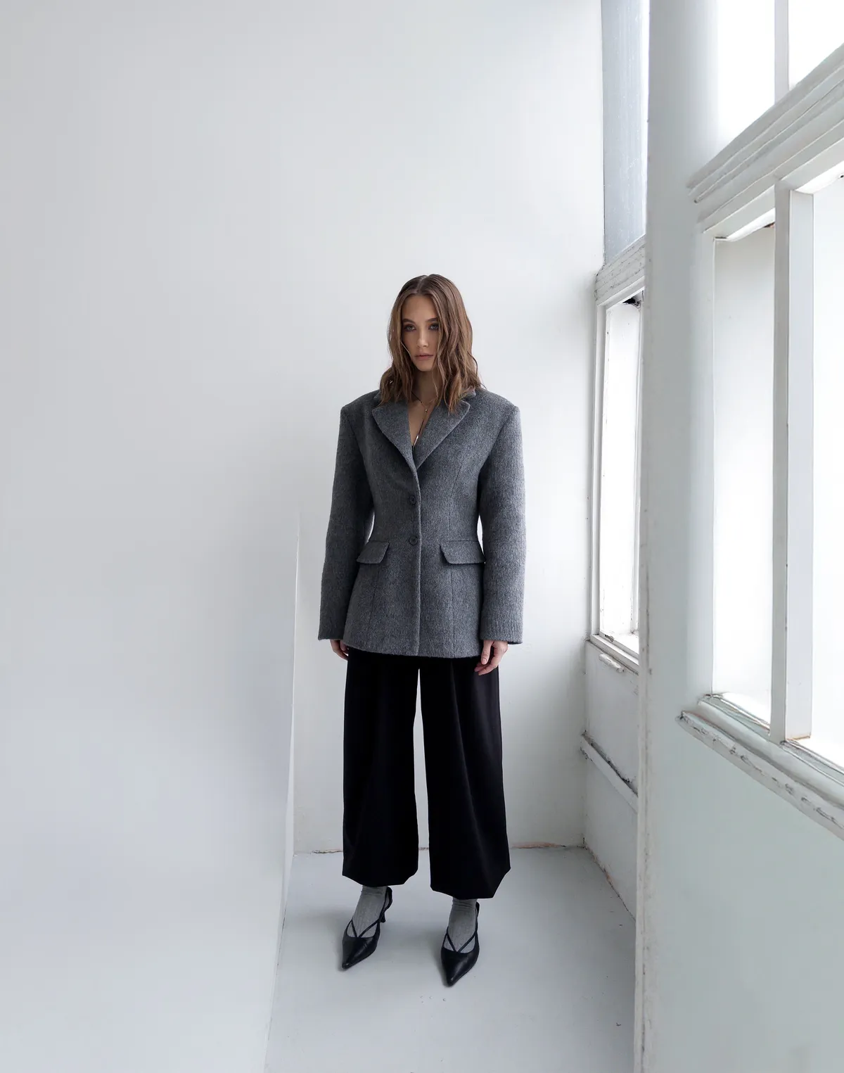 Повсякденний образ із приталеним пальто-піджак та штанами у спортивному стилі - Фото 2