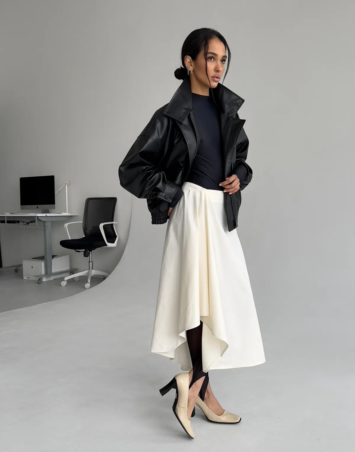 Повсякденний образ із курткою з екошкіри, боді та спідницею з асиметричним низом - Фото 1