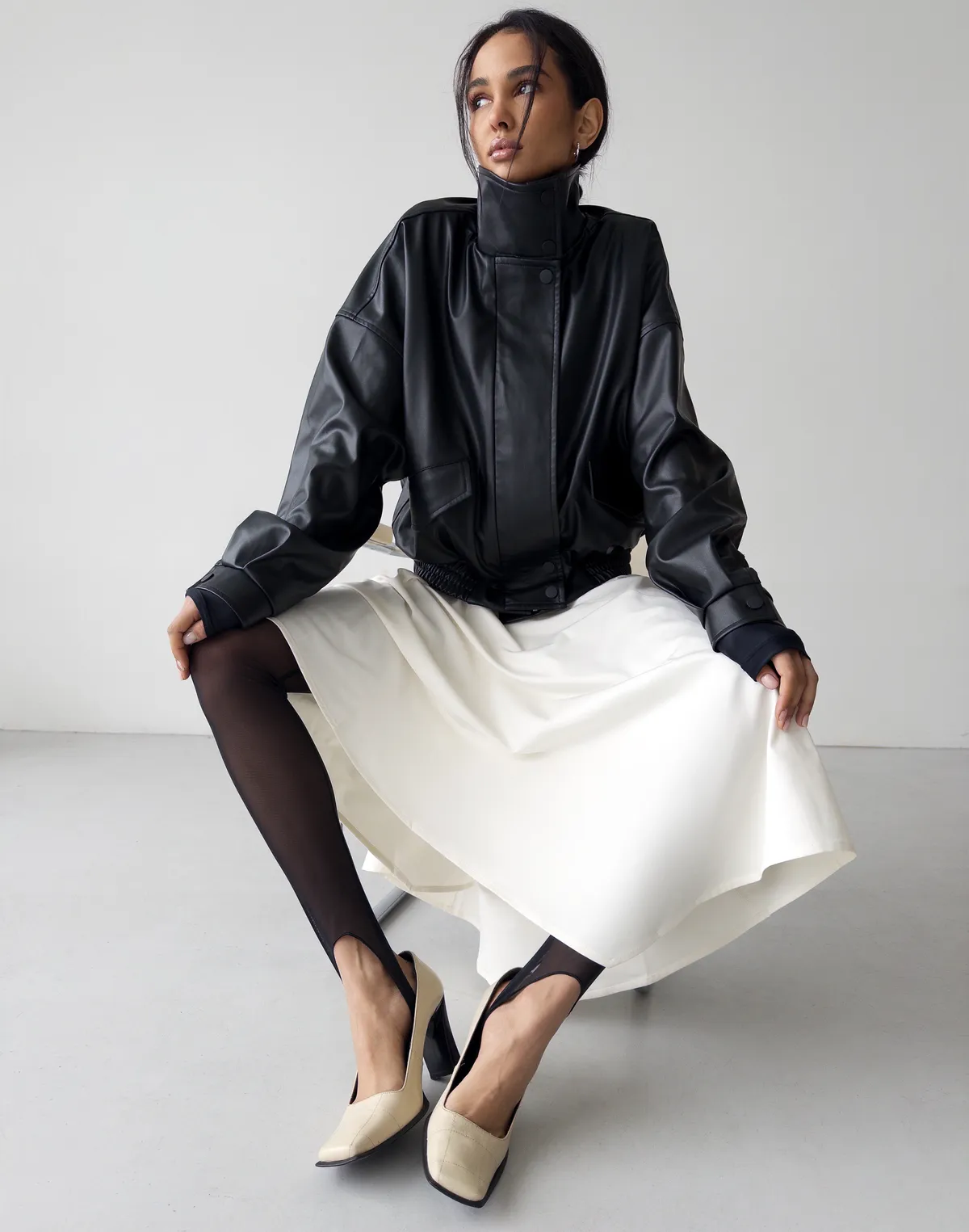 Повсякденний образ із курткою з екошкіри, боді та спідницею з асиметричним низом - Фото 6