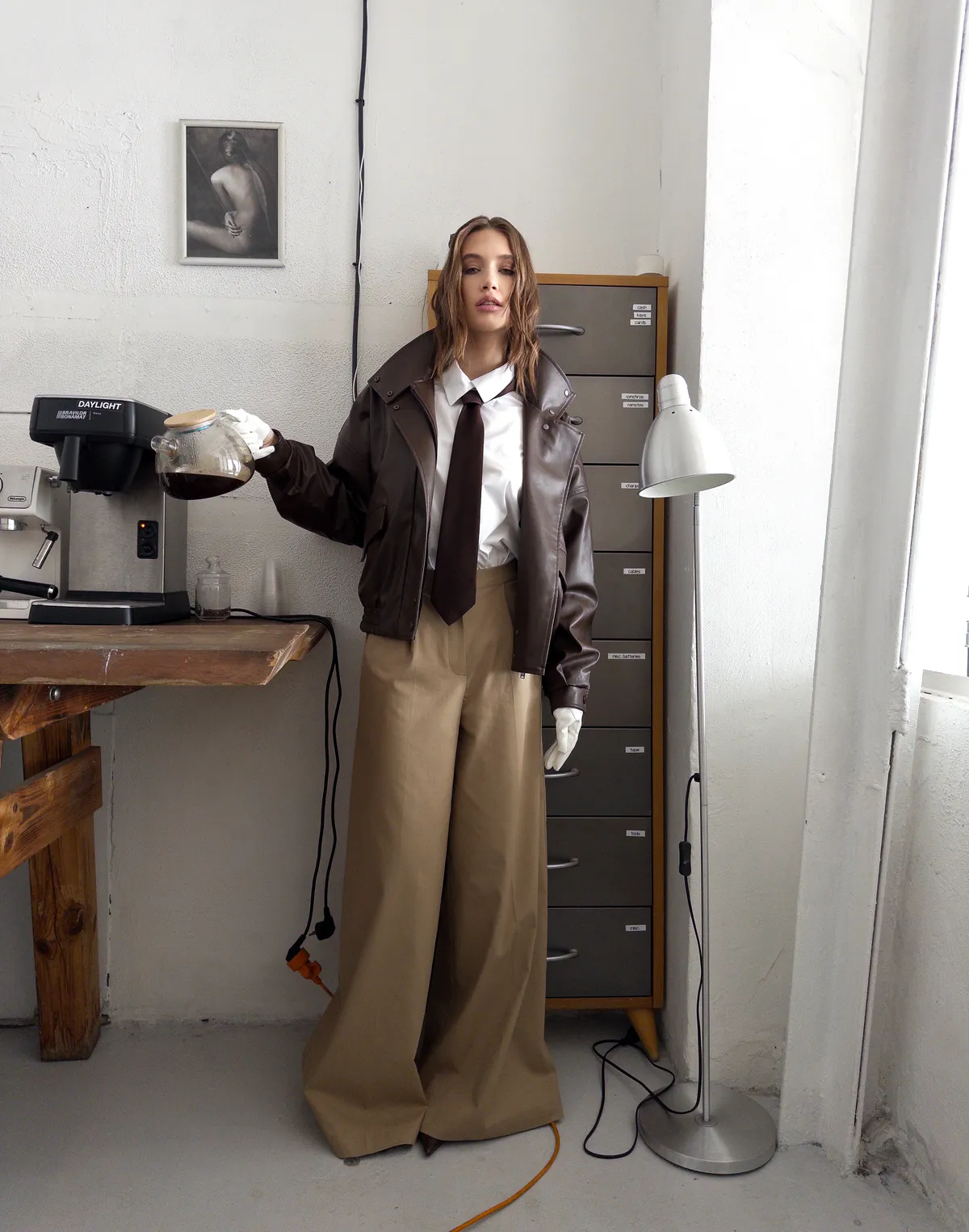 Повсякденний образ із курткою з екошкіри та котоновими штанами - Фото 4