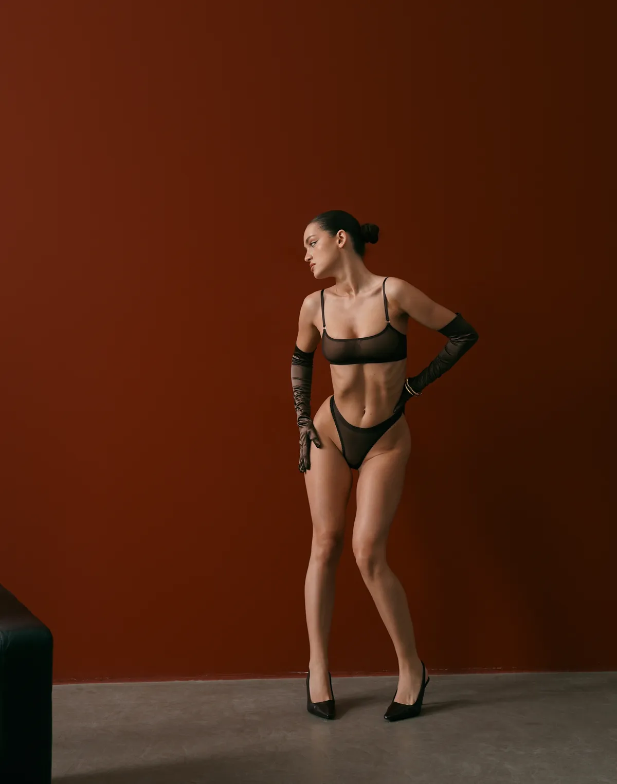 Комплект із сітки на гумці топ базовий та стрінги, шоколадні - Фото 3