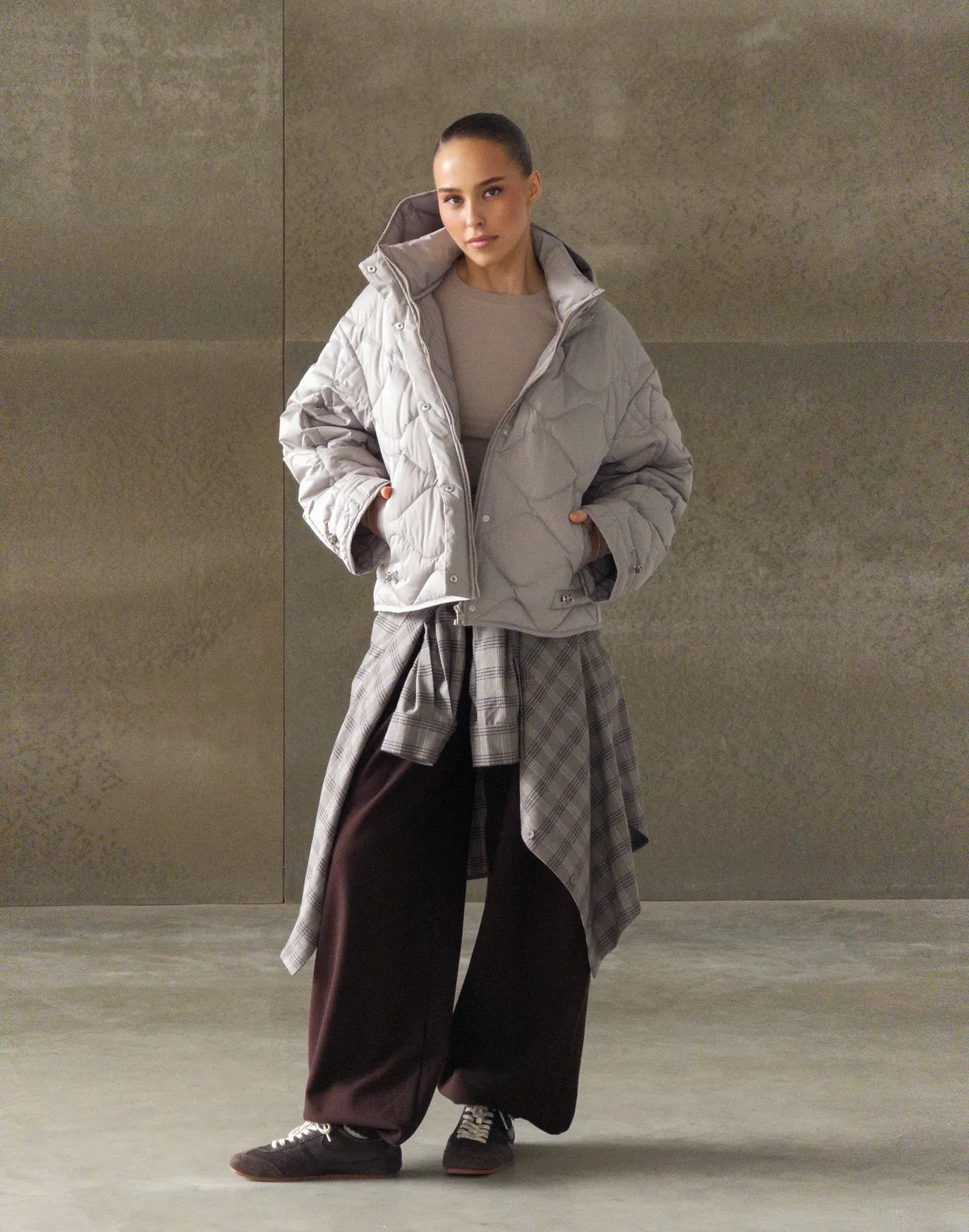 Куртка жіноча з декоративною стьожкою, тепло-сіра - Фото 8