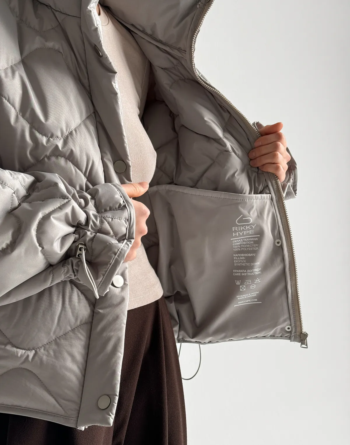 Куртка жіноча з декоративною стьожкою, тепло-сіра - Фото 7