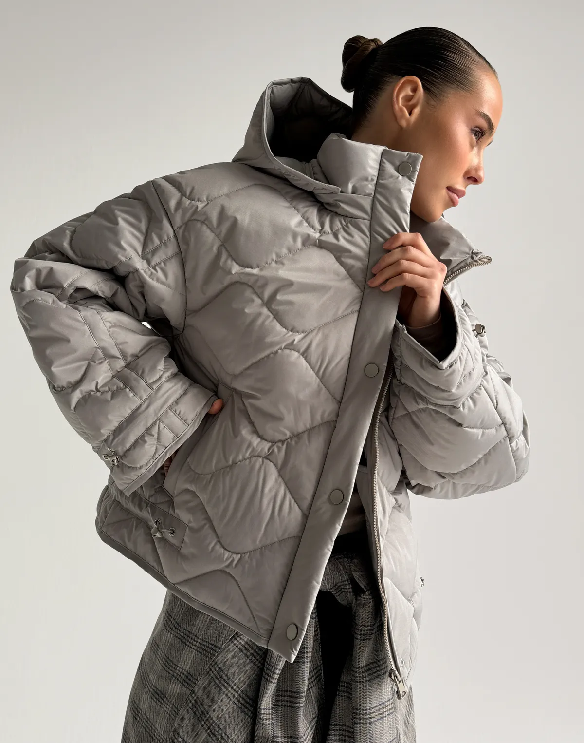 Куртка жіноча з декоративною стьожкою, тепло-сіра - Фото 4