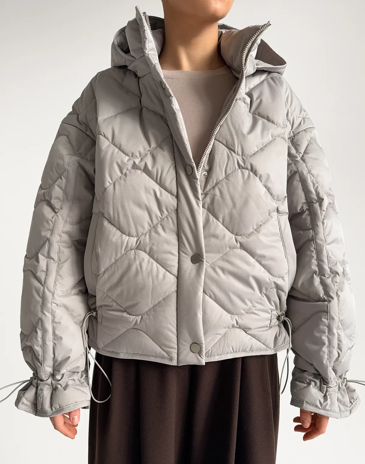 Куртка жіноча з декоративною стьожкою, тепло-сіра - Фото 1