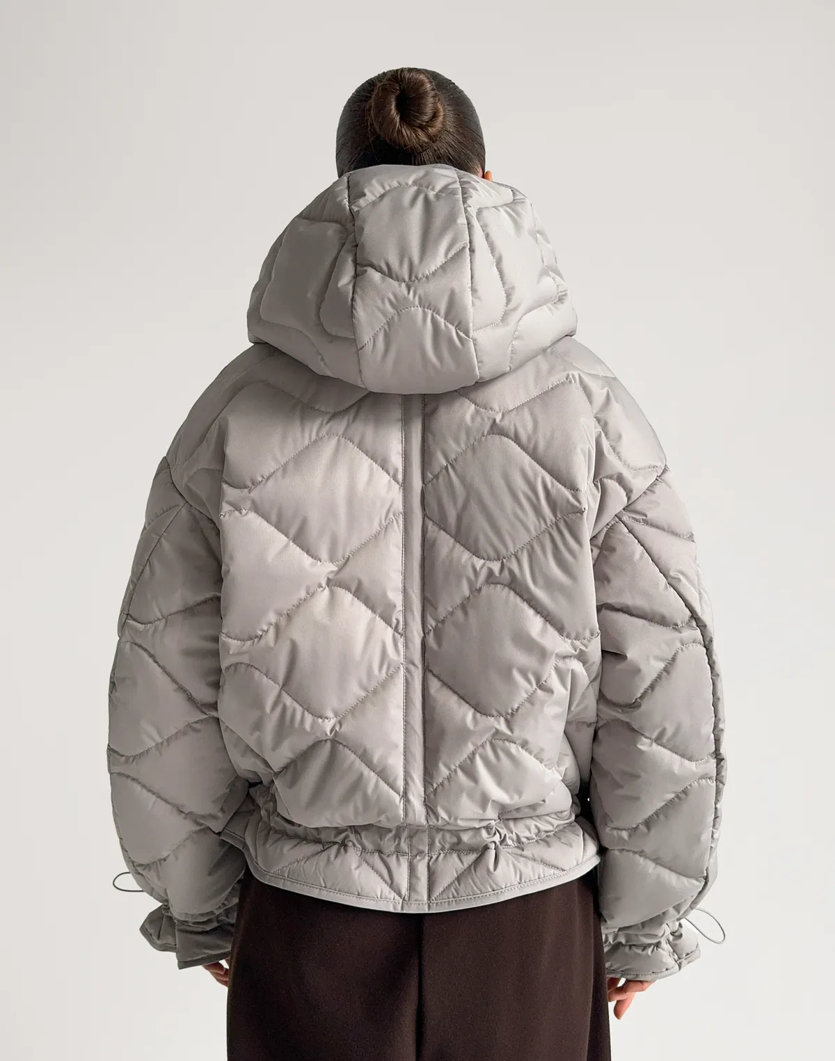 Куртка жіноча з декоративною стьожкою, тепло-сіра - Фото 2