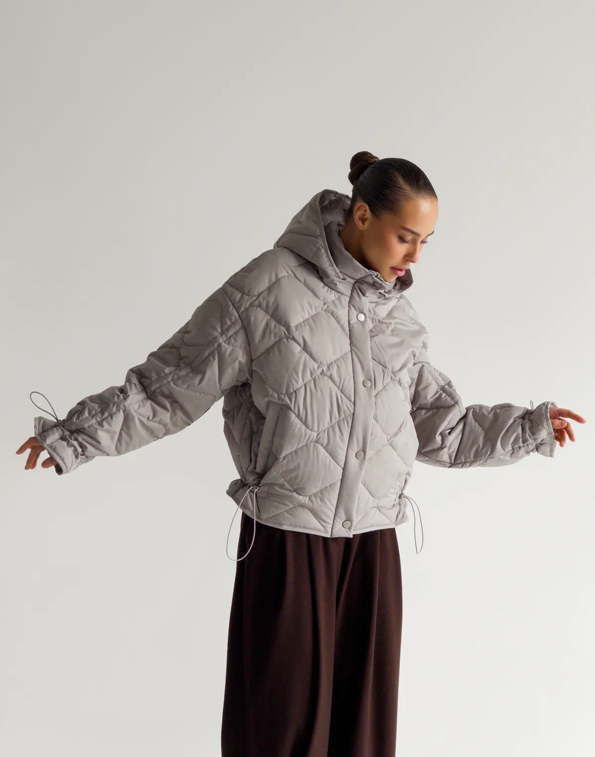 Куртка жіноча з декоративною стьожкою, тепло-сіра - Фото 3